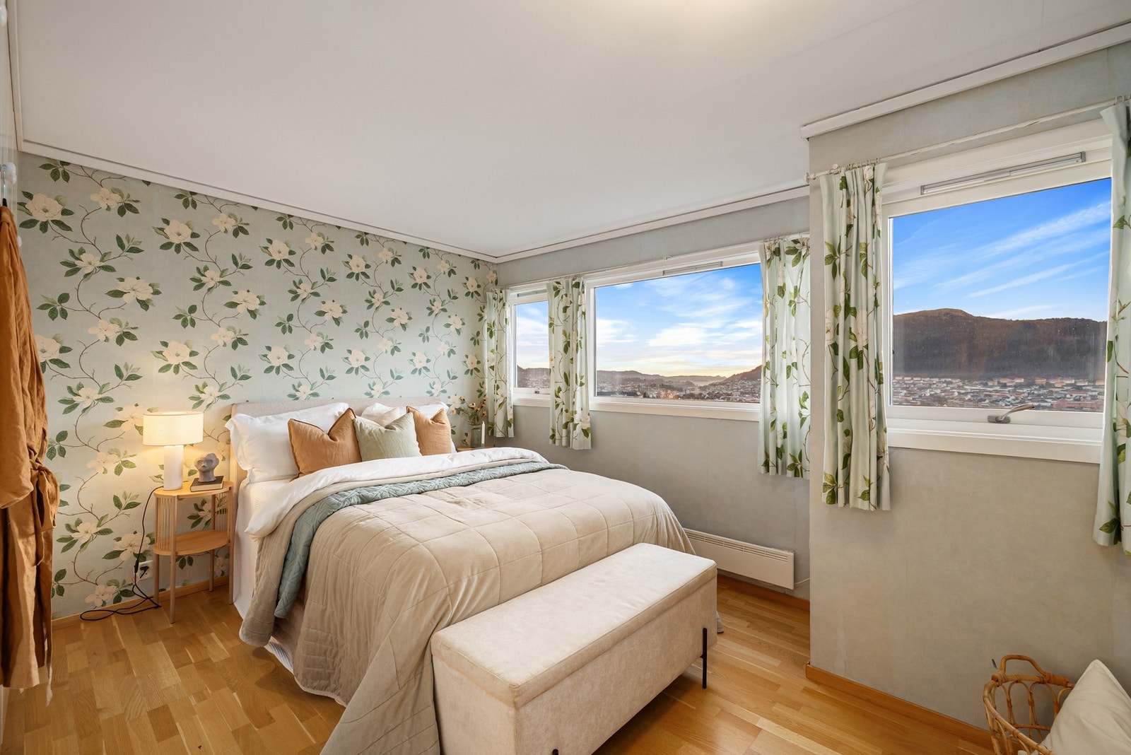 To av soverommene ligger i front og kan skilte med en nydelig utsikt. Galleribilde