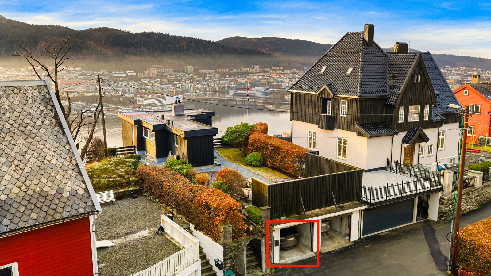 Garasjeplassen er markert med rødt. Garasjen er en egen parsell på 52,6 kvm. og Bellevue 5A eier 1/2 av parsellen. Galleribilde