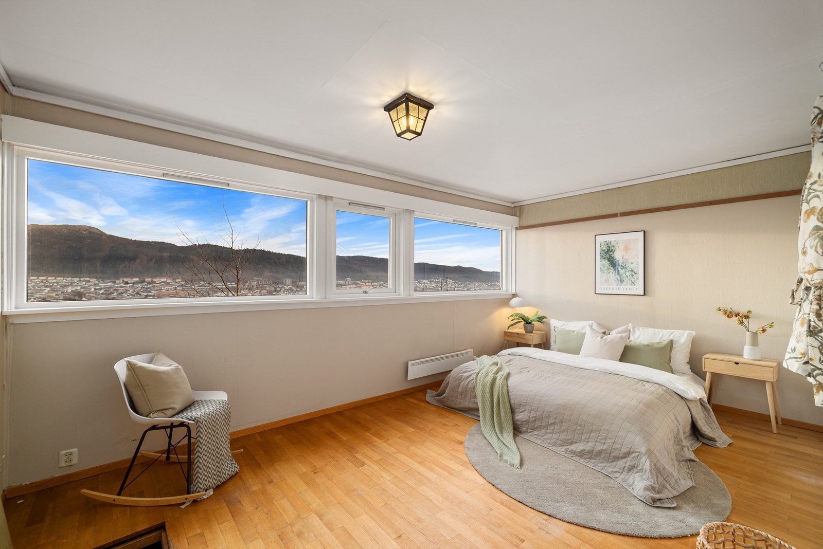 De to største soverommene måler hhv. 14,5 og 13,6 kvm. Galleribilde