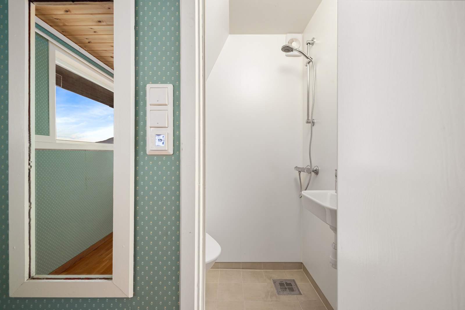 Det er etablert et mindre bad i etasje u2. Badet ansees å være utdatert. Galleribilde