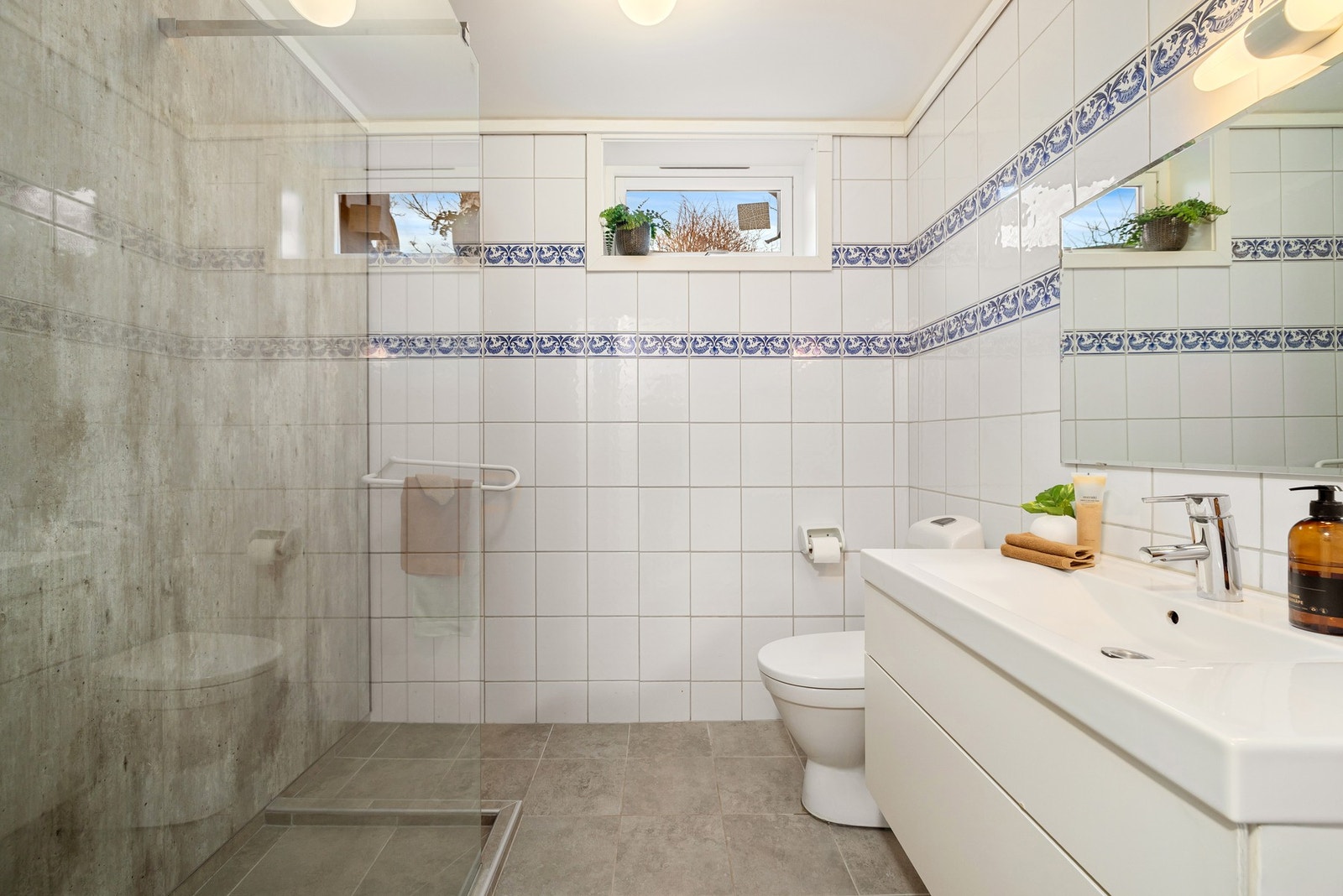 Badet ble delvis modernisert i 2024 med ny dusjnisje. Øvrige deler av badet fremstår med eldre standard og må anses å være utdatert. Galleribilde