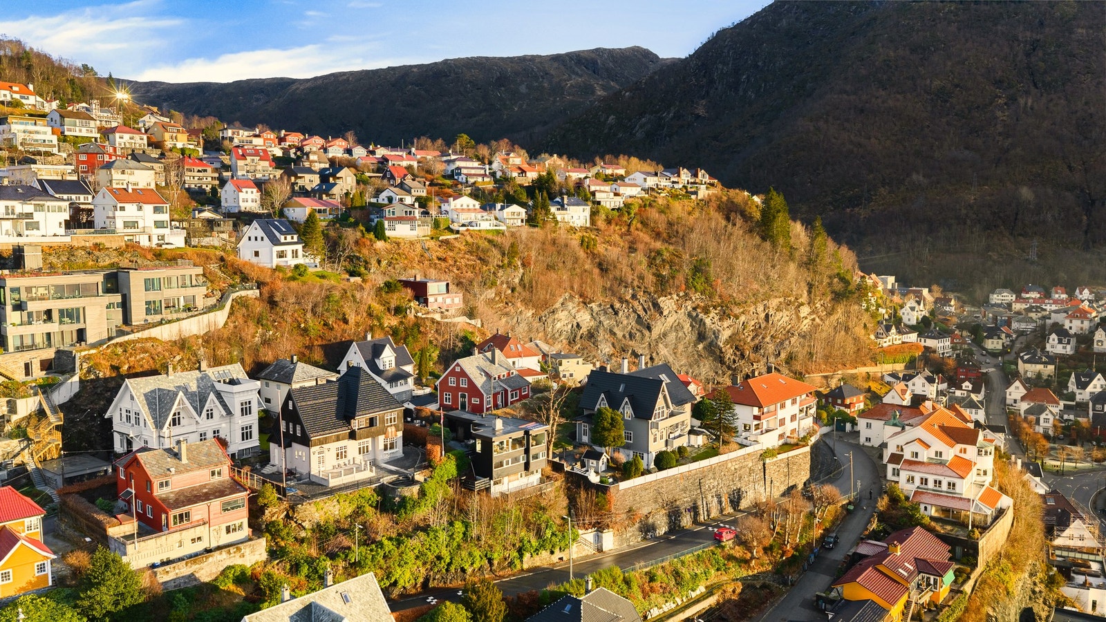 Boligen ligger helt på pynten og tilpasset terrenget. Galleribilde