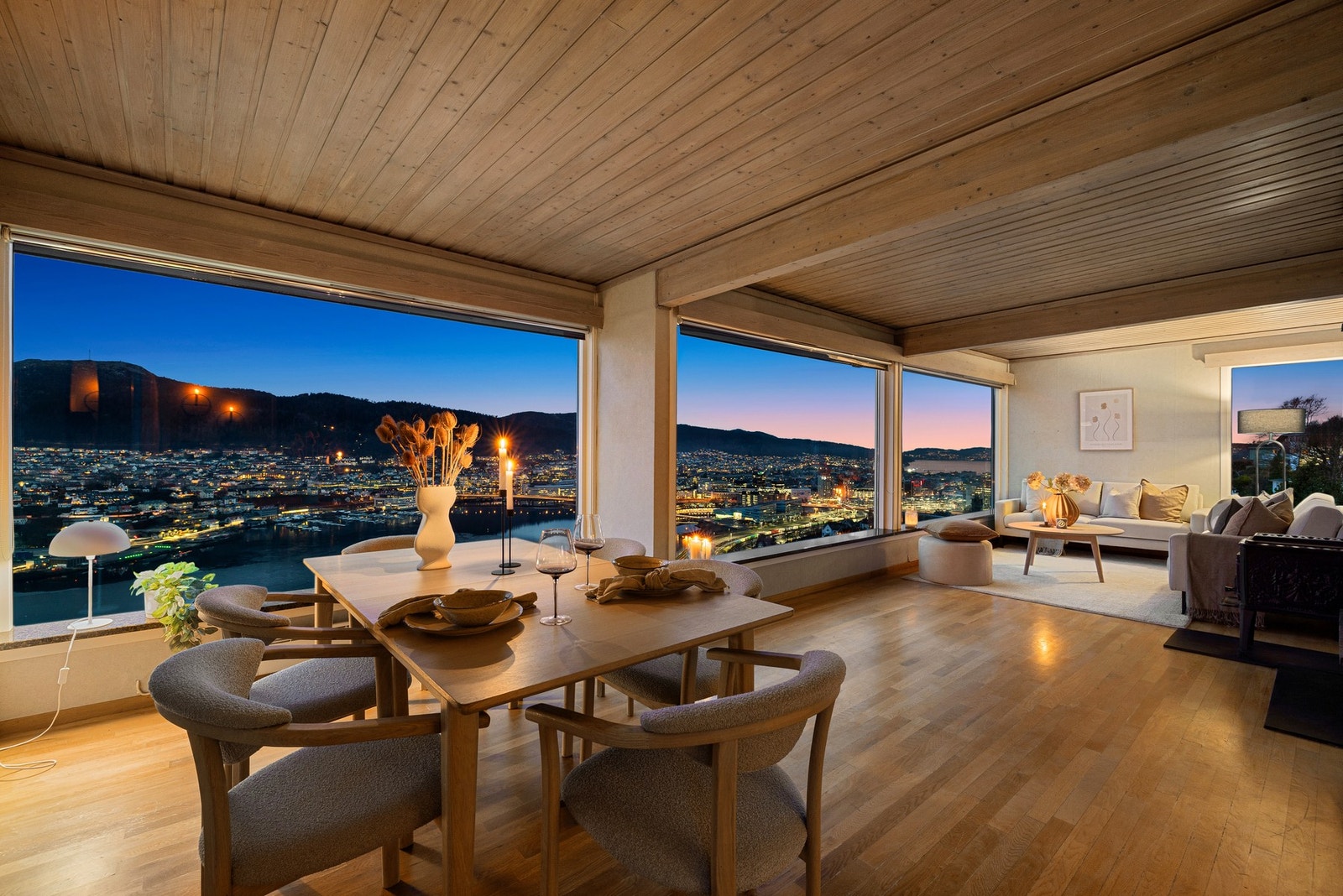 Imponerende vindusflater gir en fenomenal utsikt mot byen og fjellene - en utsikt som endrer seg med årstidene og som virkelig må oppleves. Galleribilde