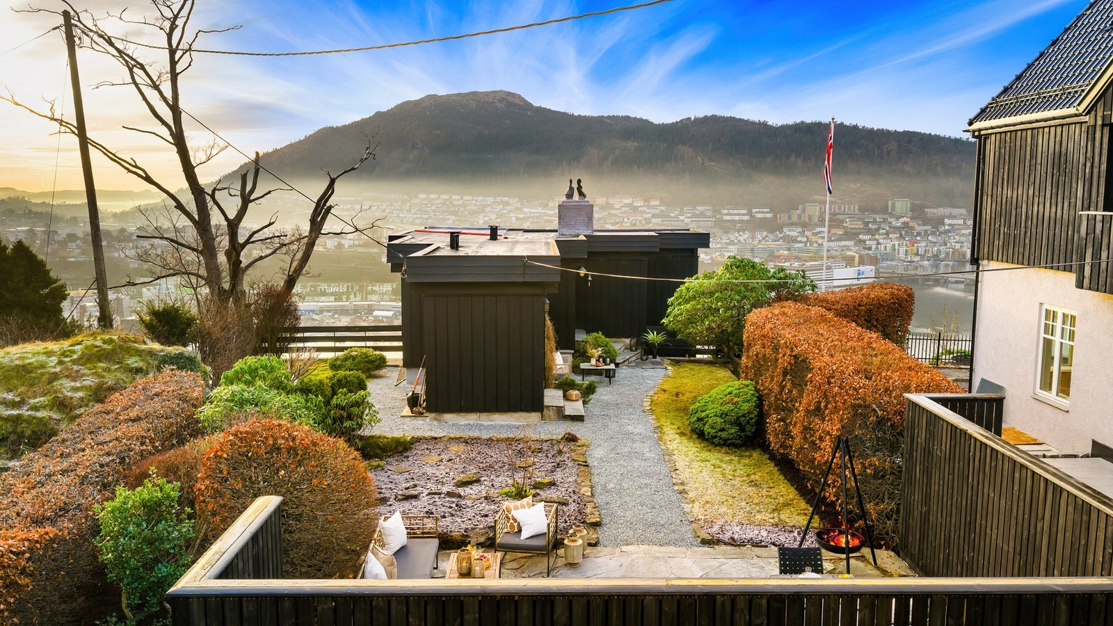 Med utsikt, lys og luftige omgivelser er dette et hjem som passer like godt for barnefamilier som for par og enkeltpersoner som verdsetter kvalitet, beliggenhet og livskvalitet. Galleribilde