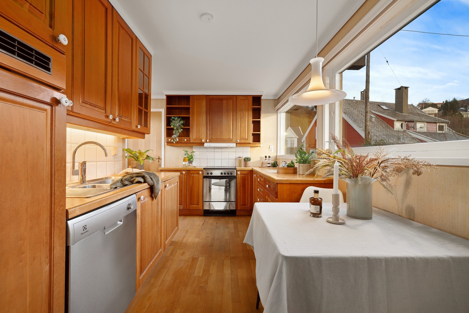 Kjøkkeninnredning med profilerte heltre fronter og takhøy innredning. Galleribilde