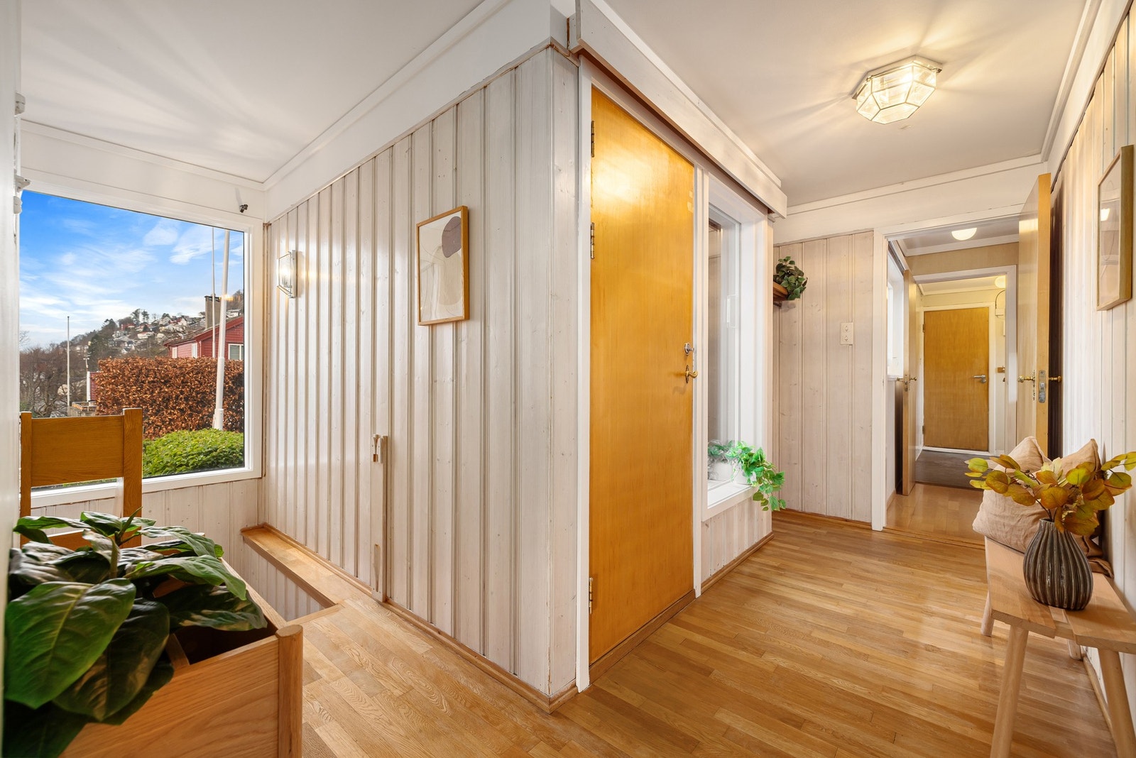 Gang/entré med parkett på gulv og panel på vegger. Galleribilde