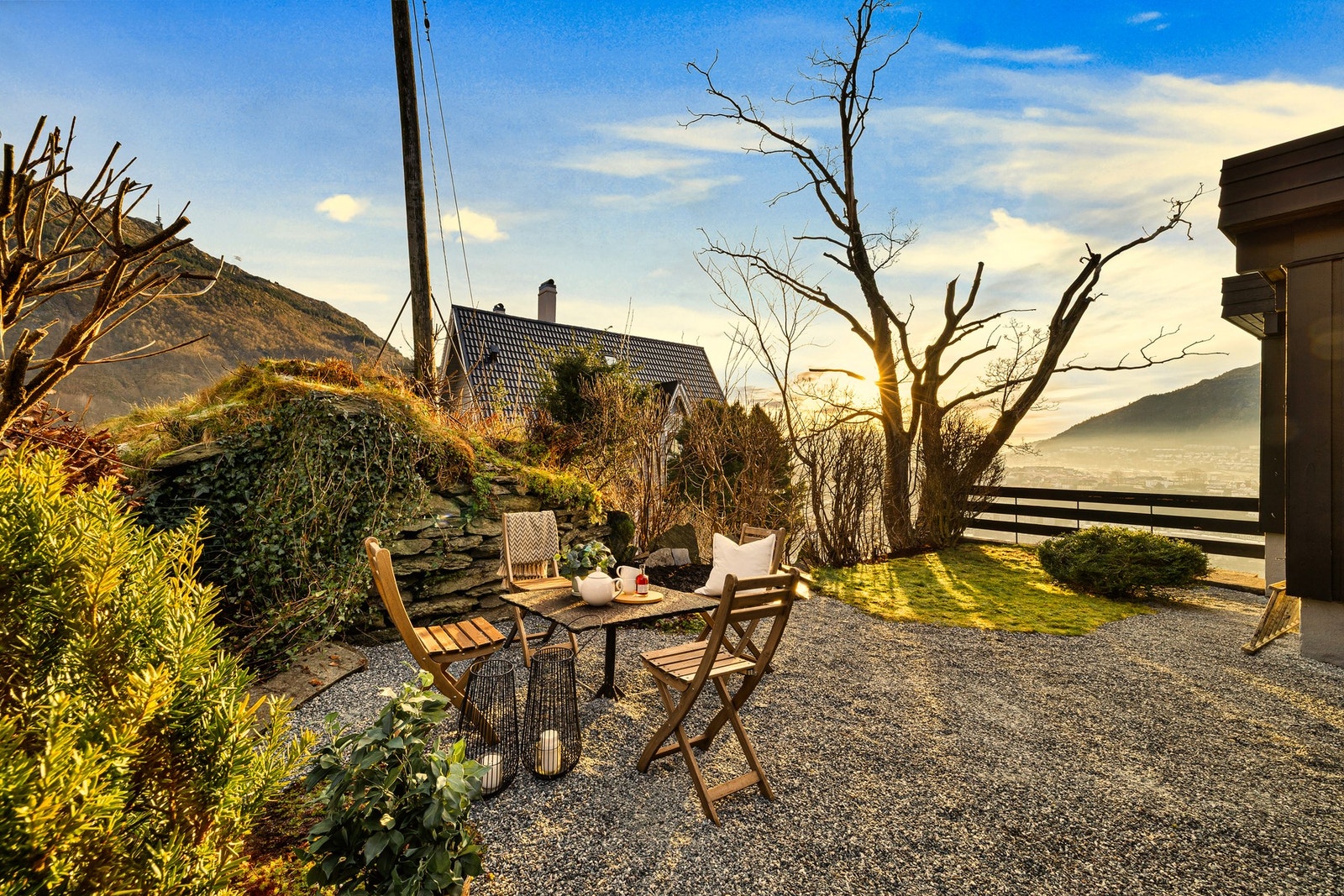 Flere soner på tomten. Galleribilde