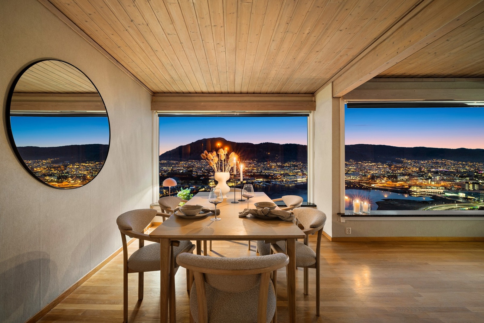 Overflatene i huset består av eikeparkett på gulv og vegger med tapet, panel, malt panel, dekortapet og gips. I himling er det panel, malt panel og malt platekledning. Galleribilde