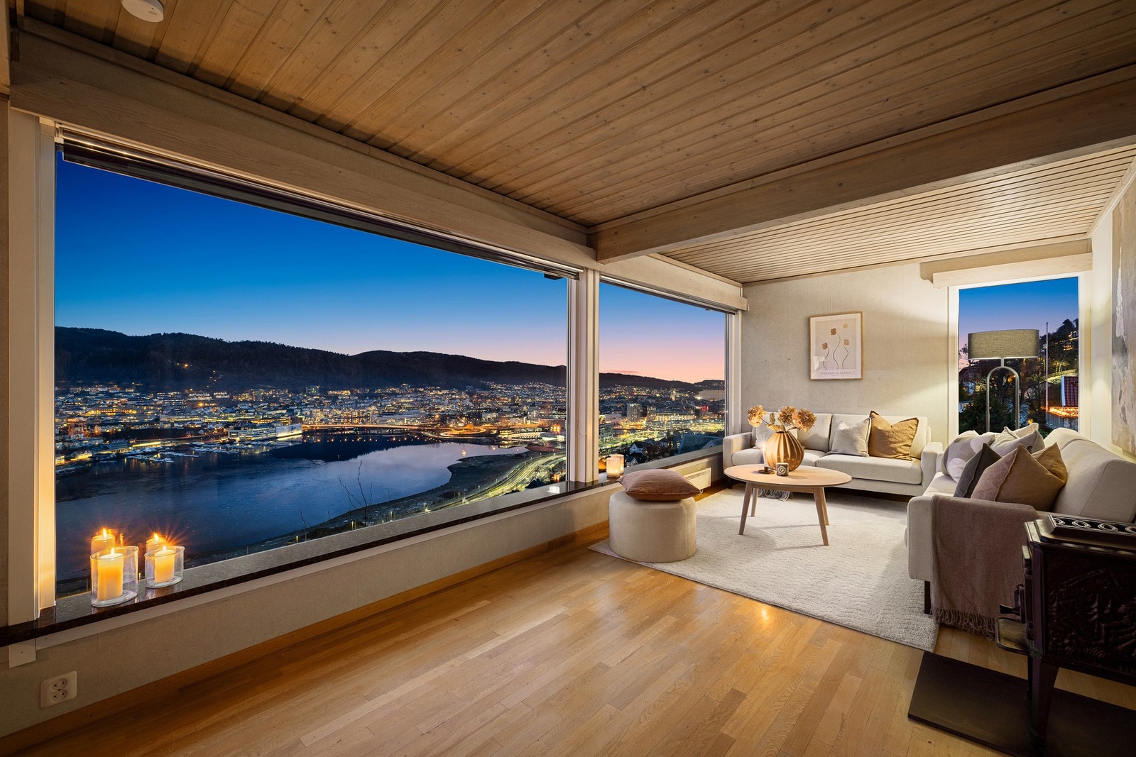 Utsikten oppleves som varig og uhindret, og er en av eiendommens mest fremtredende kvaliteter. Galleribilde