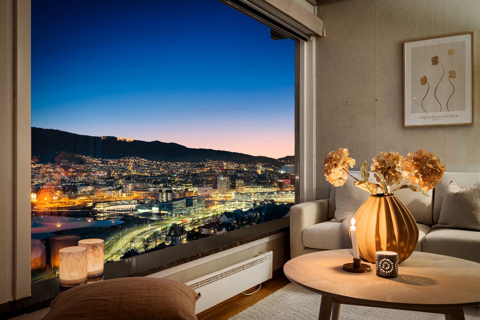 Syv vinduer i hovedetasjen er fra byggeår. Nytt isolerglass i ett kjøkkenvindu i desember 2025. Galleribilde