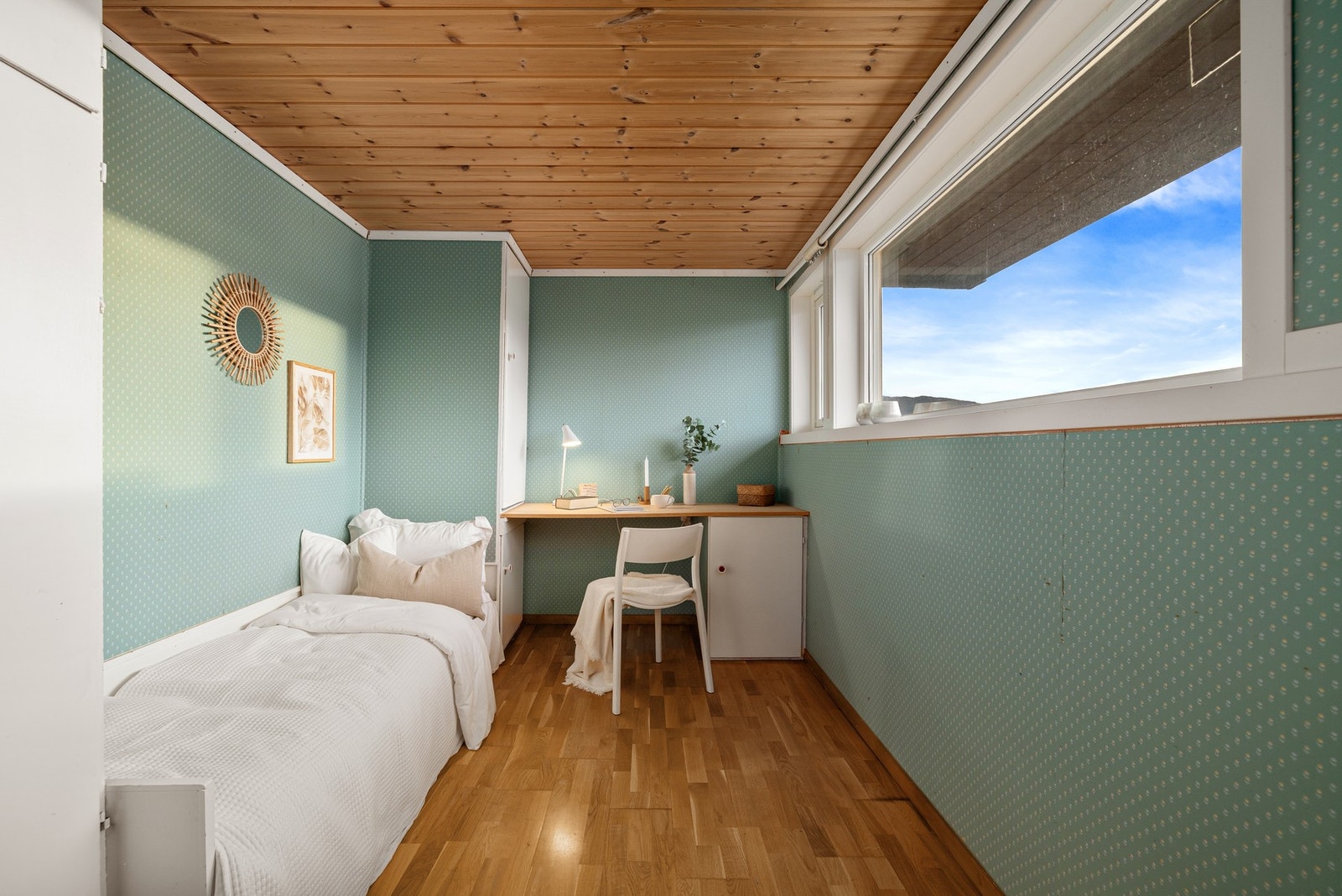 I den nederste etasjen (u2) finner en to rom + et mindre bad. Selv om rommet i etasjen er innredet med seng, er det ikke omsøkt fra kjellerareal til boligareal og dermed ikke lov å benytte rommet til overnatting. Galleribilde