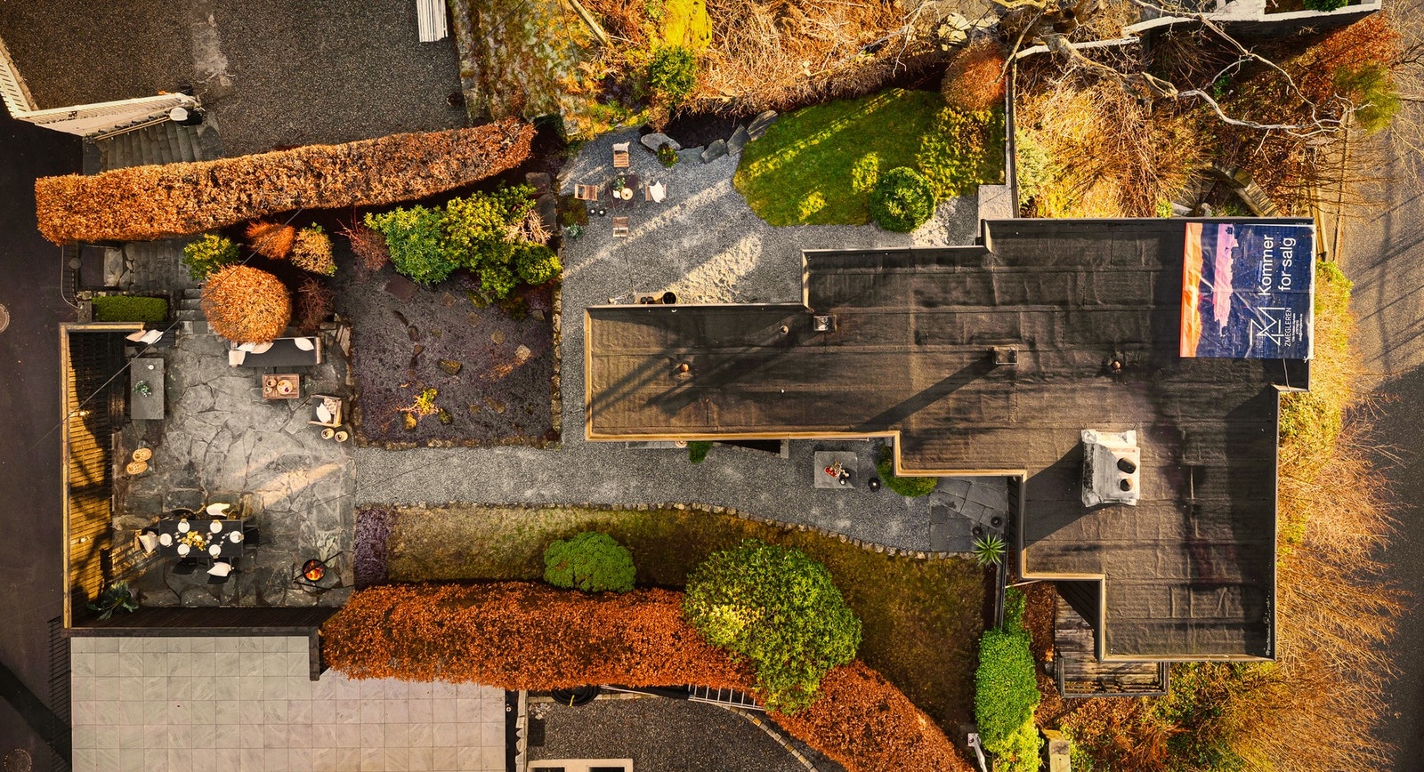 Fenomenal tomt med flere soner, pent opparbeidet med skiferheller, bed og plen - helt flat og usedvanlig lett å utnytte. Tomten grenser også til Fjellveien i front. Galleribilde