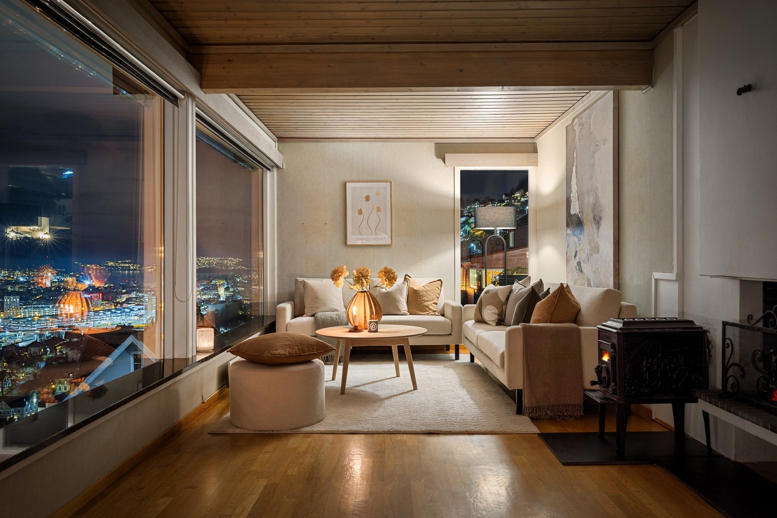 Koselig stue med orkesterplass til byen og de flotteste solnedganger. Galleribilde