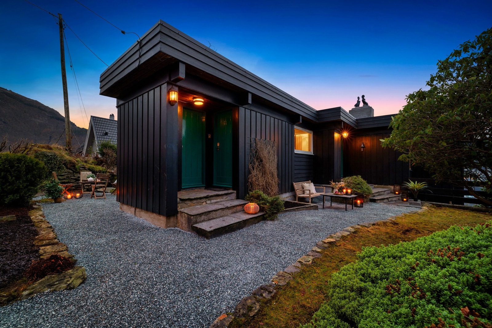 Uteområde med gode solforhold og privat preg Galleribilde