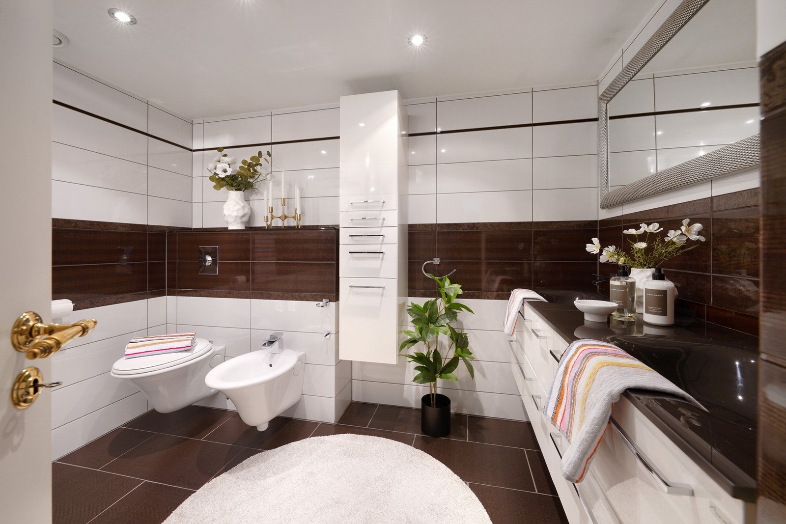 Meget pent helfliset bad med varme i gulv. Galleribilde