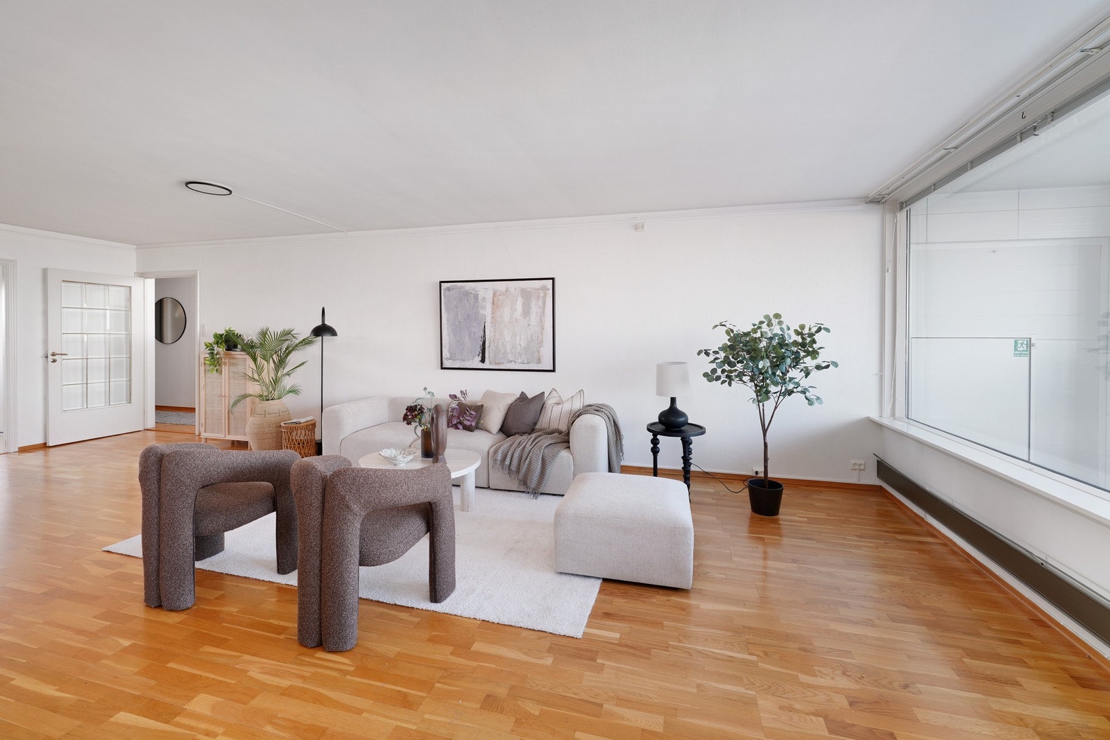 Parkett på gulv mens vegger er malt i lyse farger. Galleribilde