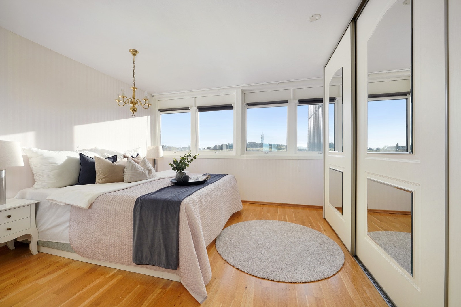 Soverom med god garderobeløsning. Galleribilde