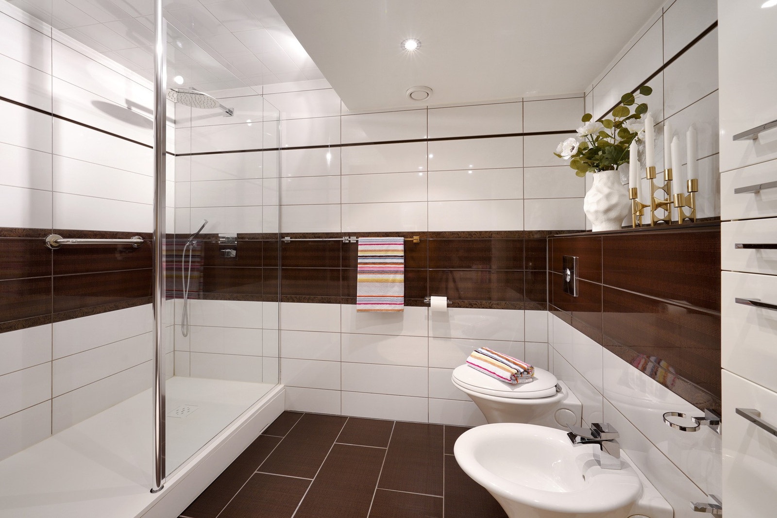 Stor og fin dusjløsning - spotter i tak. Galleribilde