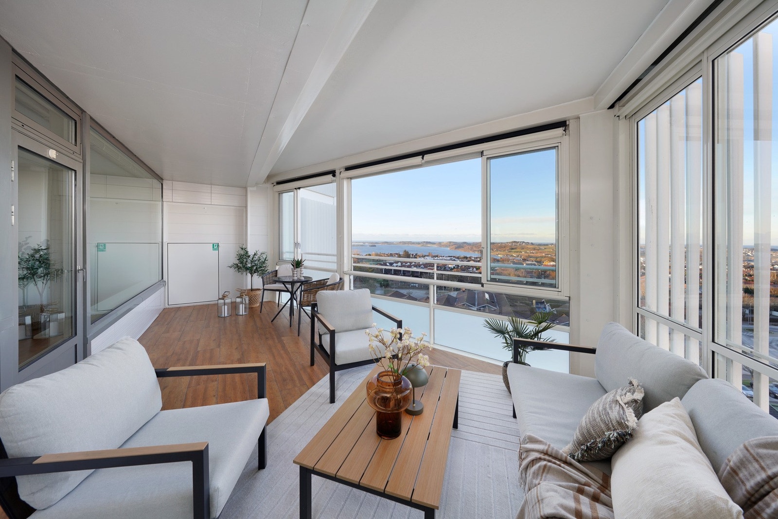 Innglasset balkong med fin utsikt og kveldsol. Galleribilde