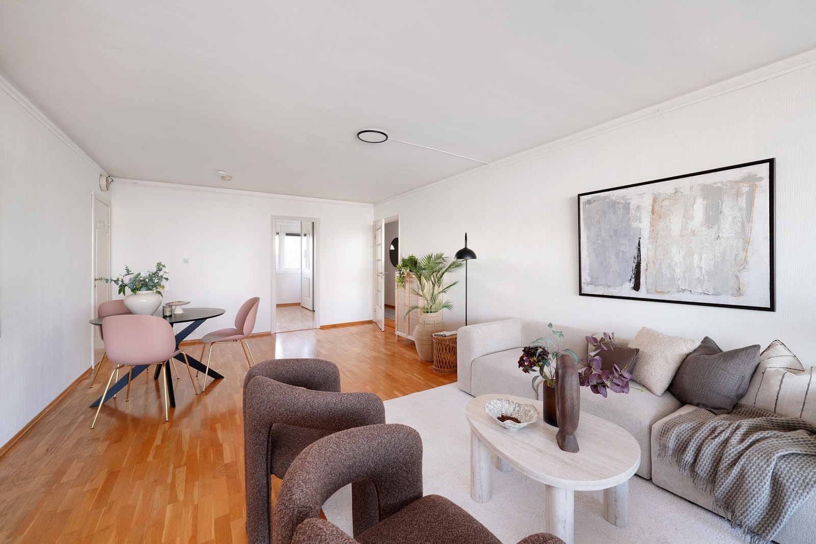 Lys romslig stue. Galleribilde