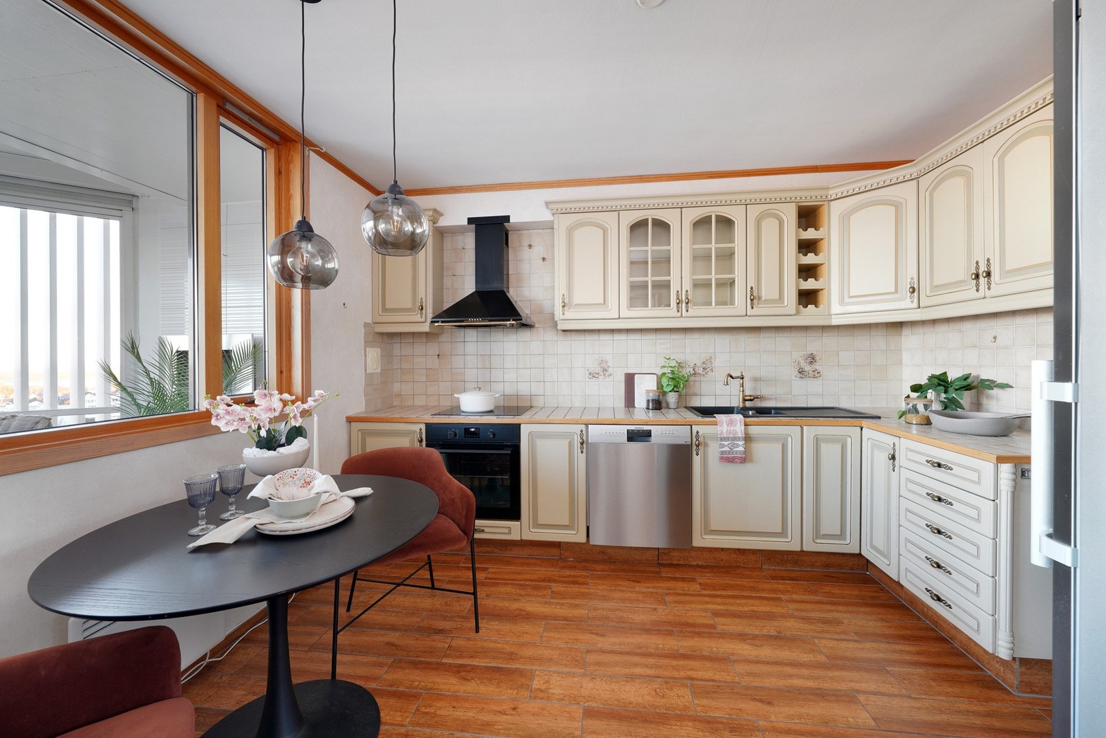 Kjøkken med hvitevarer som medfølger handelen. Galleribilde