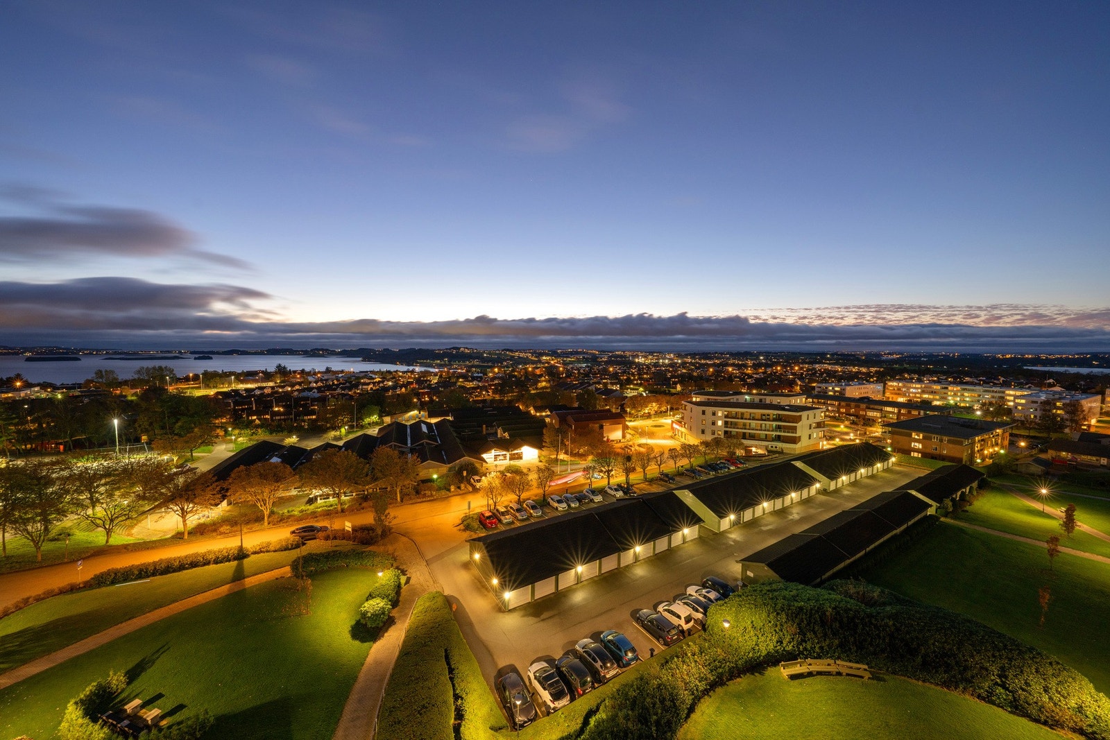 Vidstrakt utsikt med kveldssol. Galleribilde