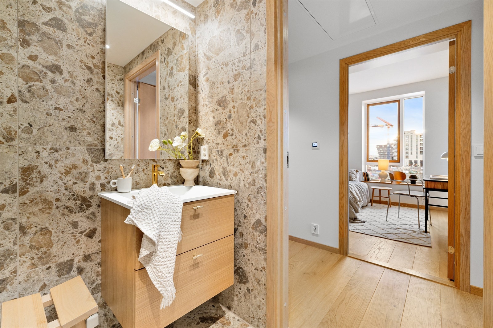 Fliser i 60x60 format på både vegger og gulv. Galleribilde