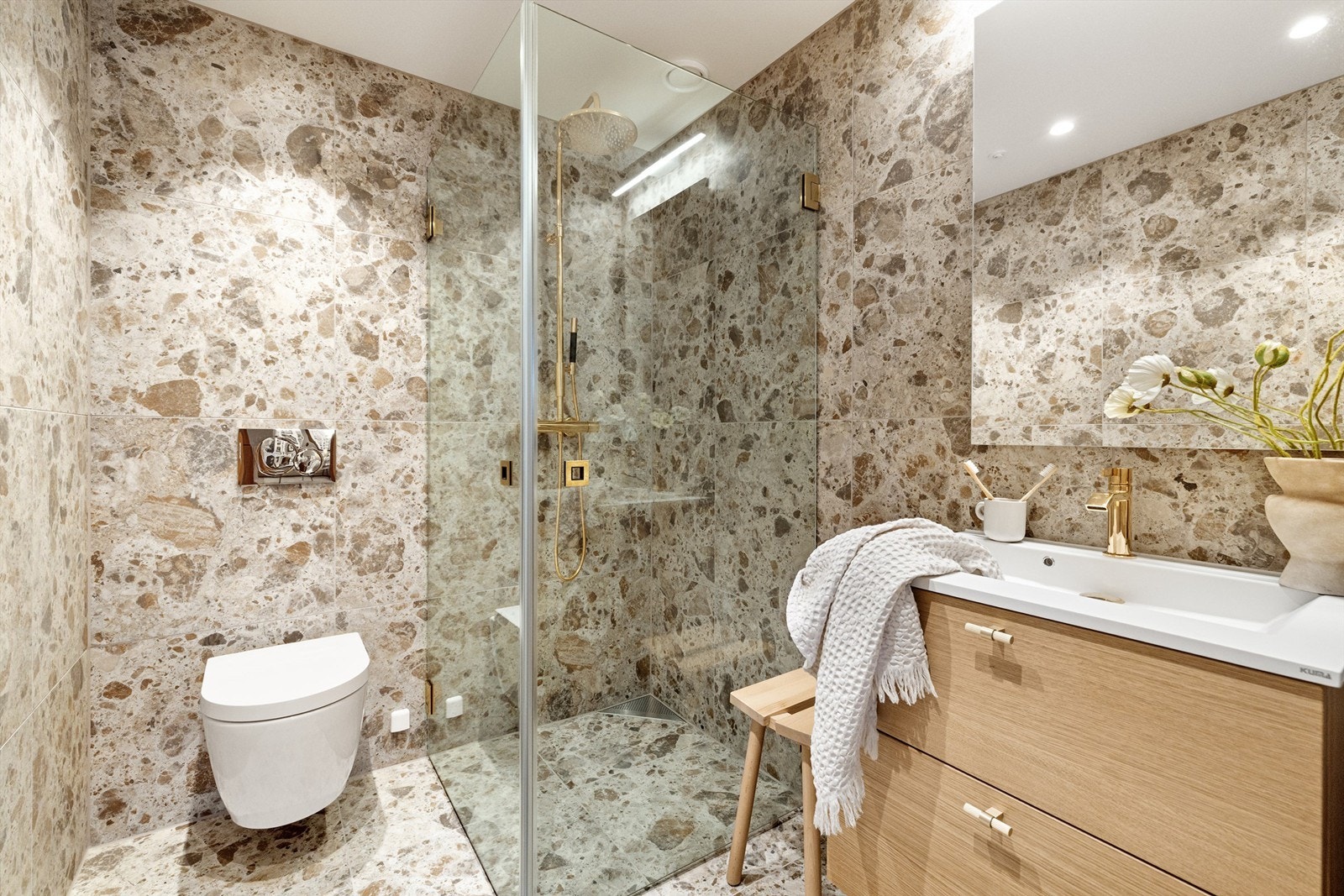 Begge bad er levert i samme, lekre utførelse med oppgraderte valg for fliser og øvrig innredning. Galleribilde