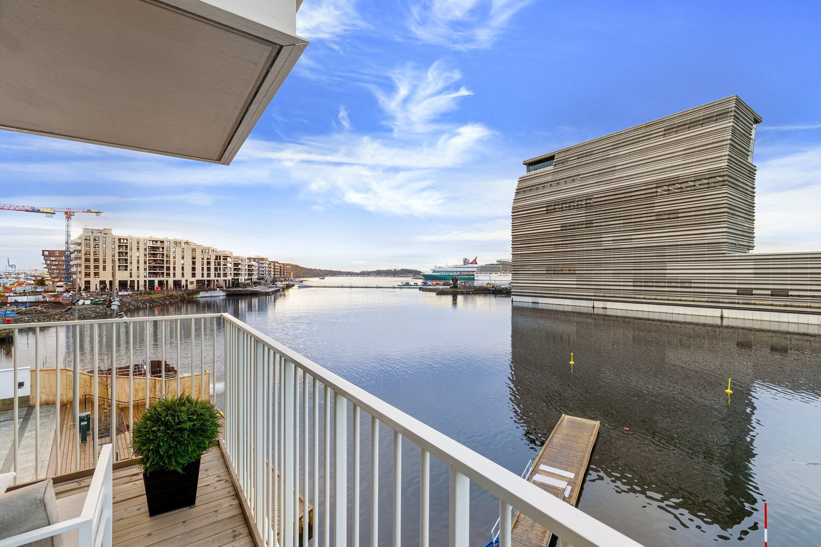 På balkongen har man upåklagelige solforhold og flott fjordutsikt i retning Sørenga og Hovedøya. Galleribilde