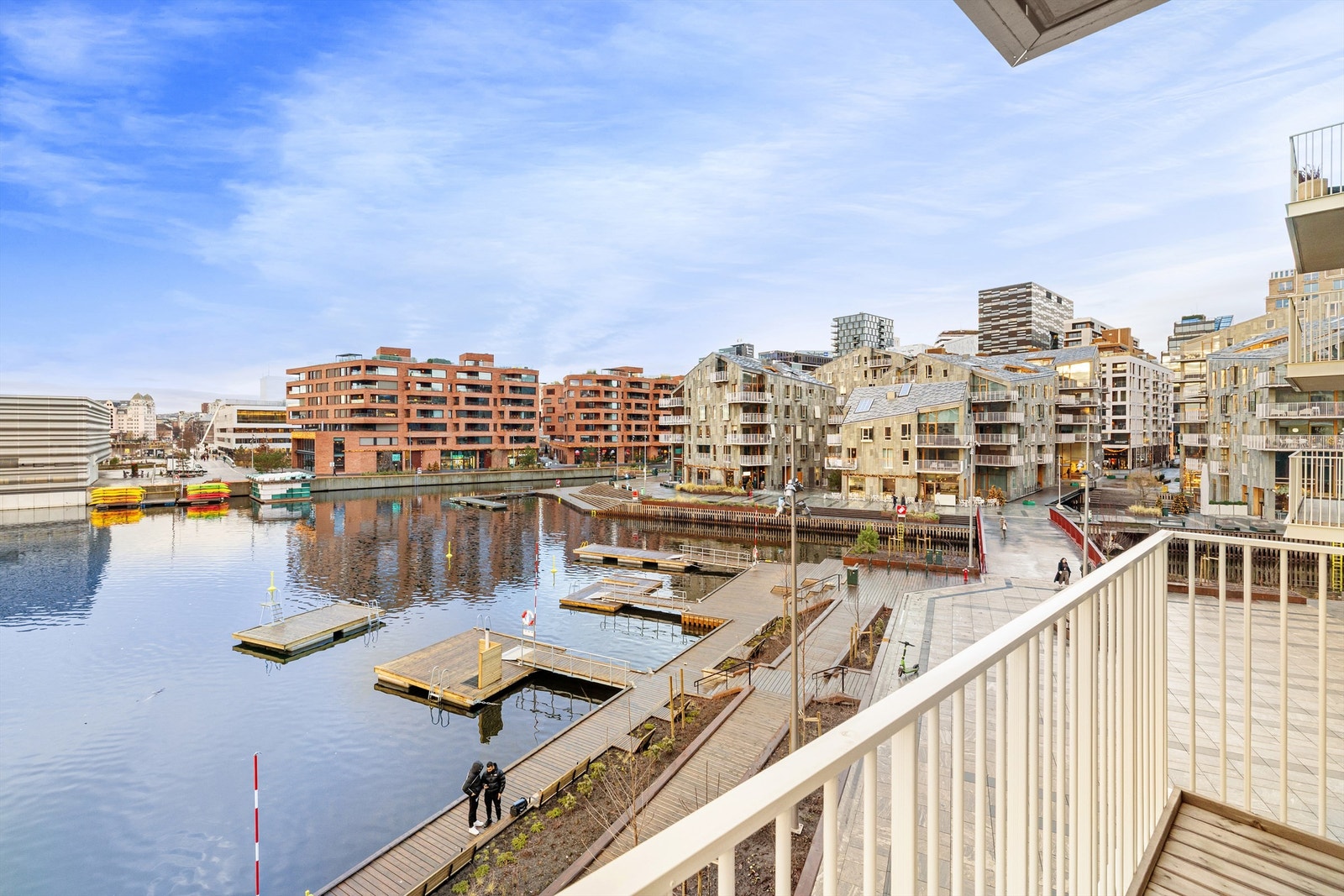 Leiligheten ligger i 3. etasje med hovedsakelig vestvendt orientering og uskjermet utsikt over Bispevika. Galleribilde