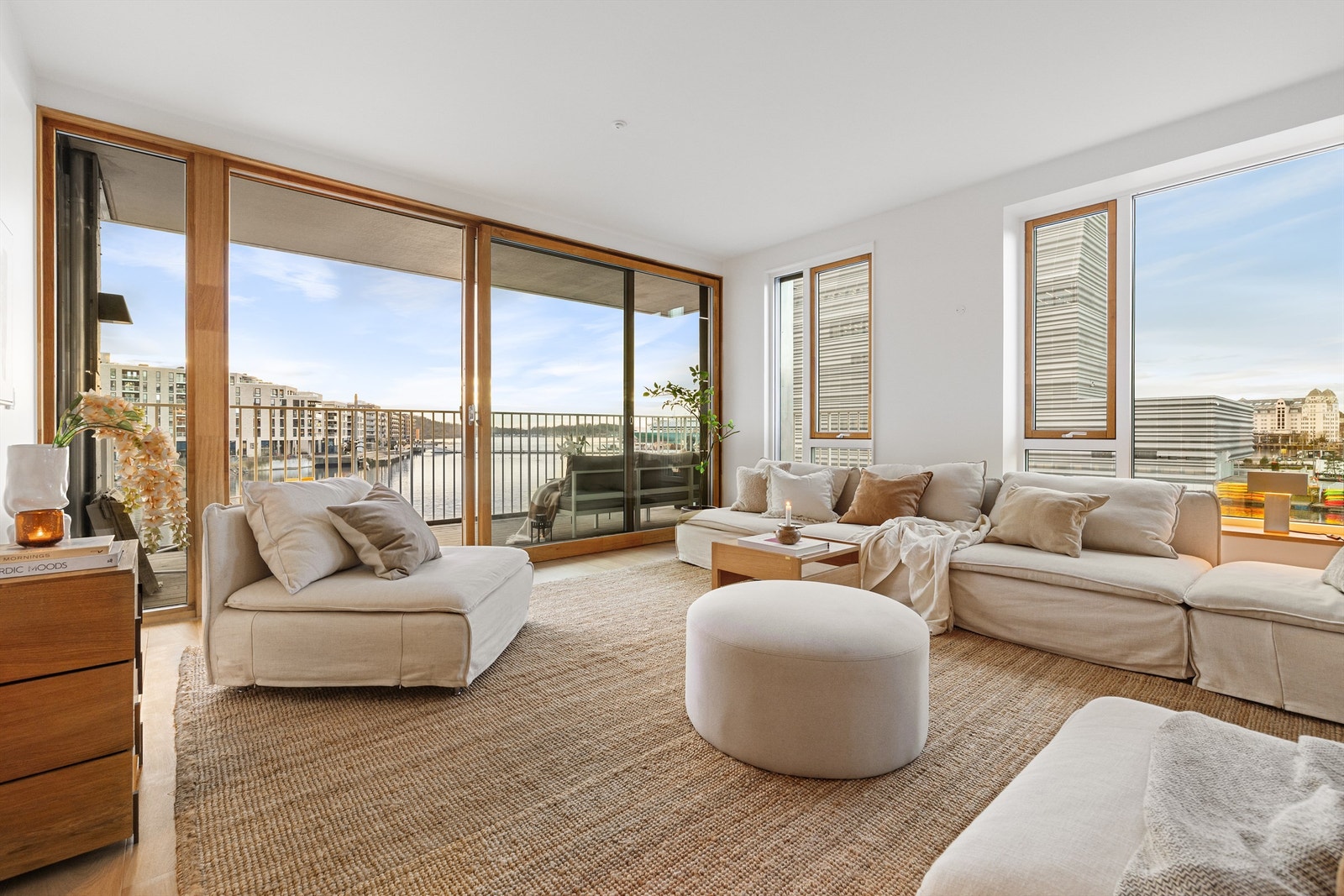 Fra stuen er det utgang til balkong på ca. 15 kvm via skyvedør. Galleribilde