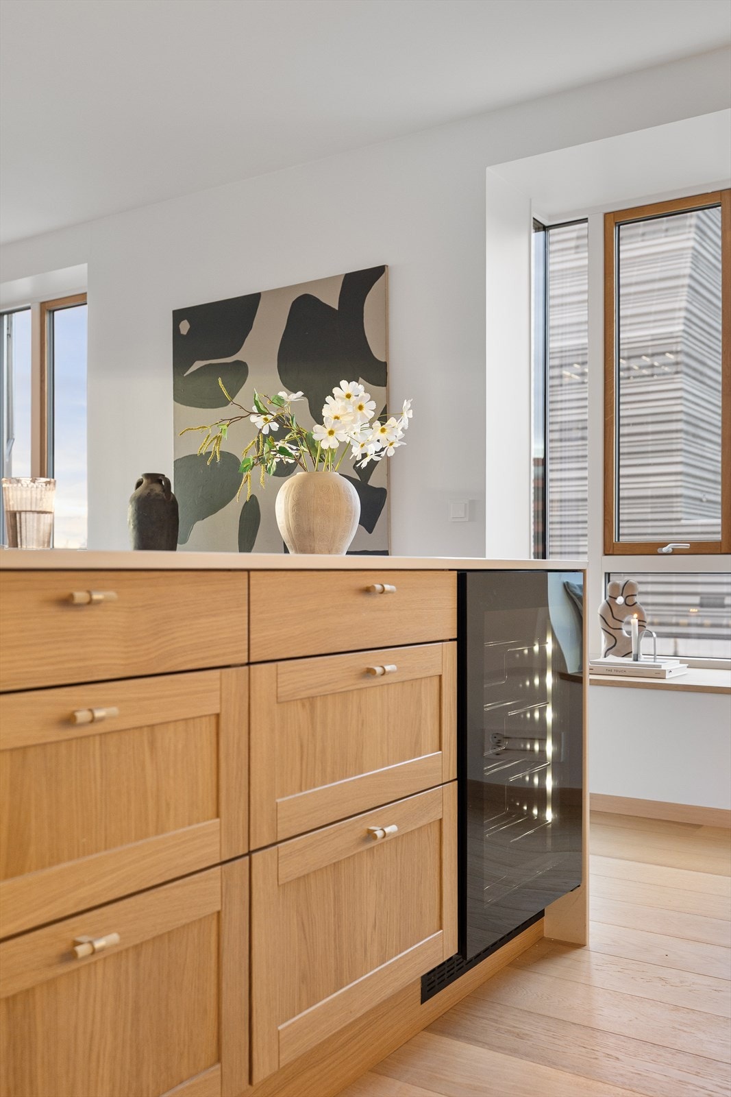 Skuffefrontene har lekre håndtak i messing, mens det er montert pushfunksjon på overskapene. Galleribilde