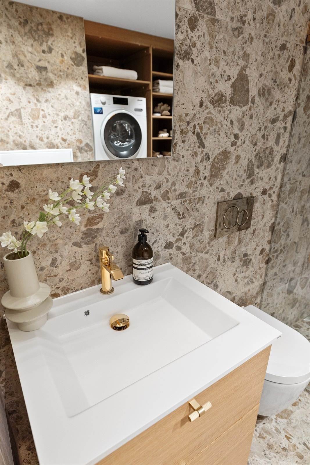 Baderomsinnredningen er utstyrt med servant- og dusjbatteri i fargen Honey Gold fra Tapwell. Galleribilde