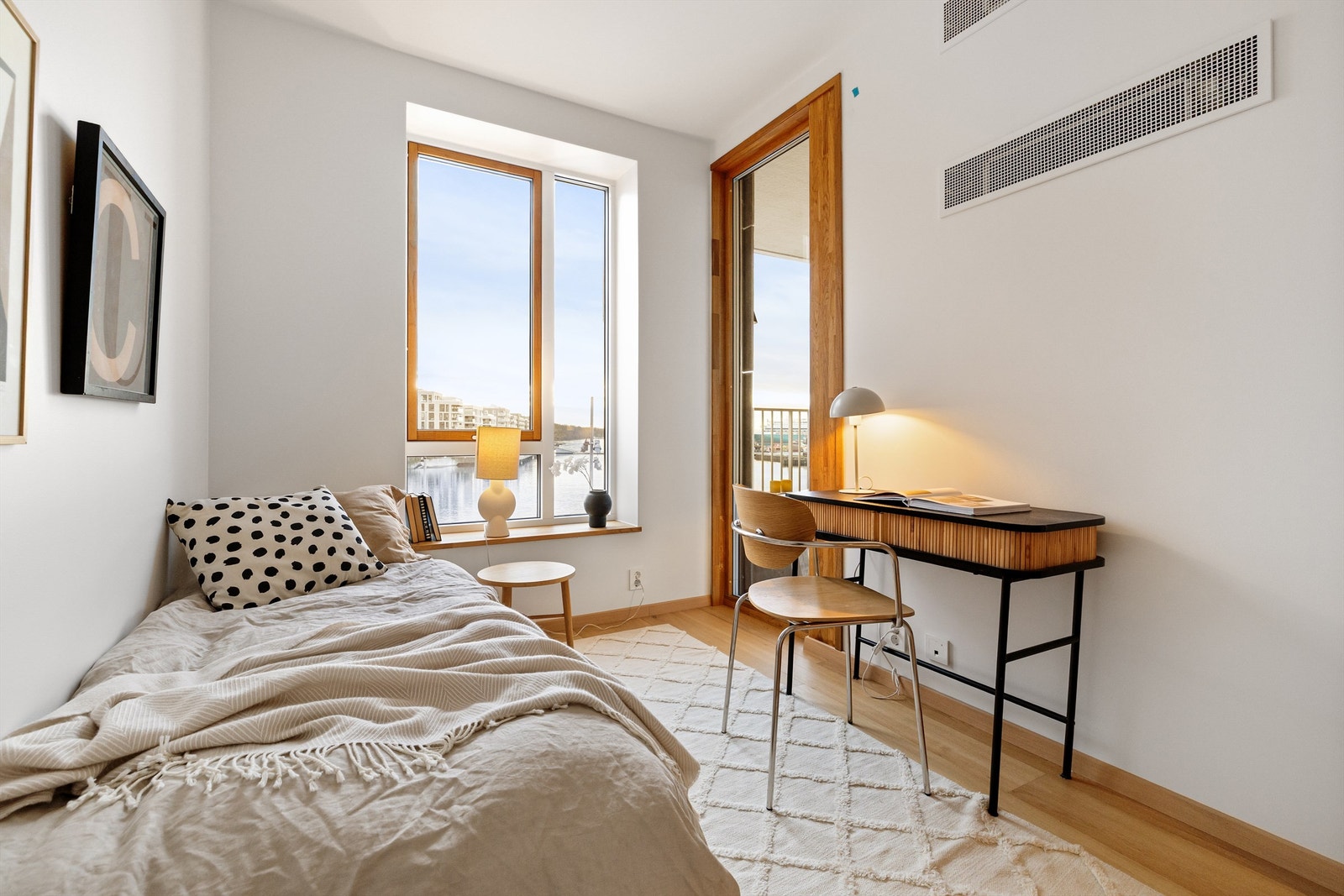 Soverom nummer tre vender ut mot balkong og byr på særlige gode lysforhold fra to retninger. Meget godt egnet for hjemmekontor! Galleribilde