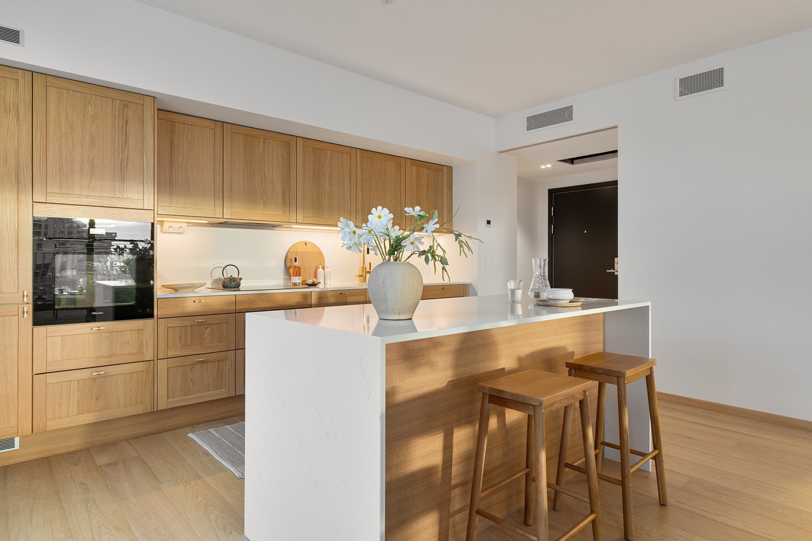 Det er satt inn et lekkert, oppgradert kjøkken fra Sigdal i modellen Square Eik Natur med kompositt benkeplate i lys utførelse. Galleribilde