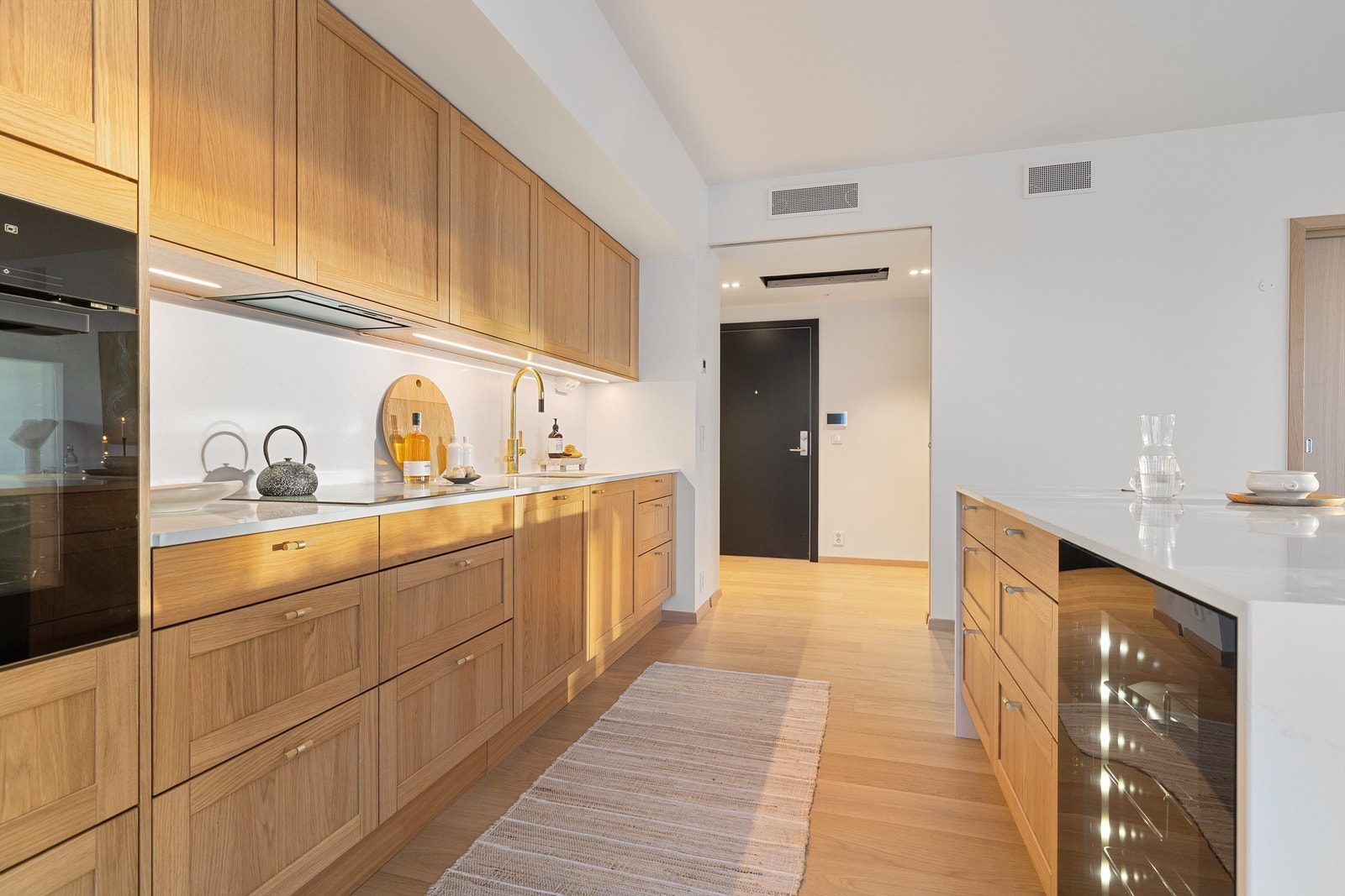 Det leveres komplette hvitevarer fra Miele, samt vinskap fra Temptech. Galleribilde