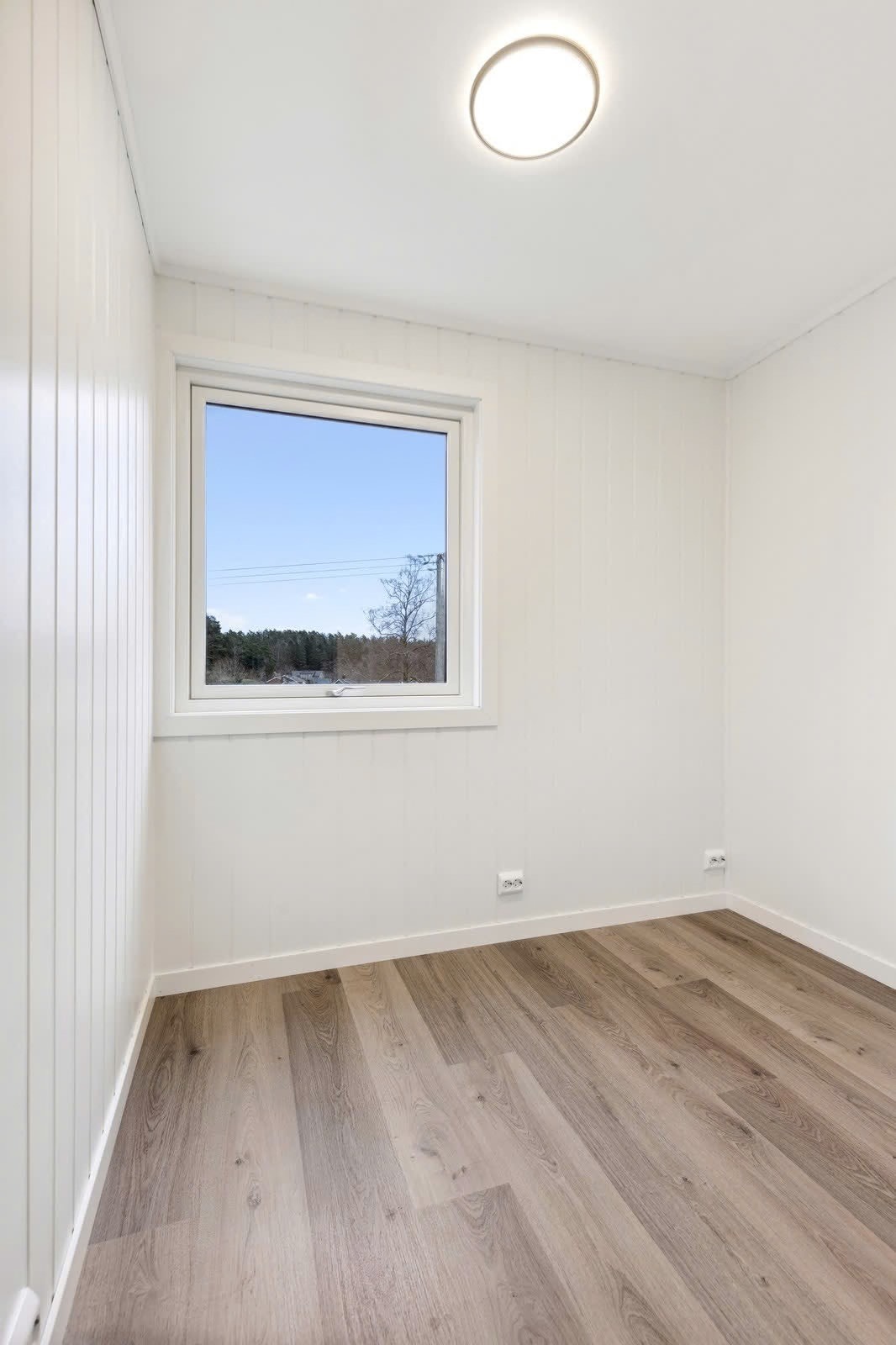 Soverom 2 har plass til enkeltseng eller køye i tillegg til en arbeidsplass. Galleribilde