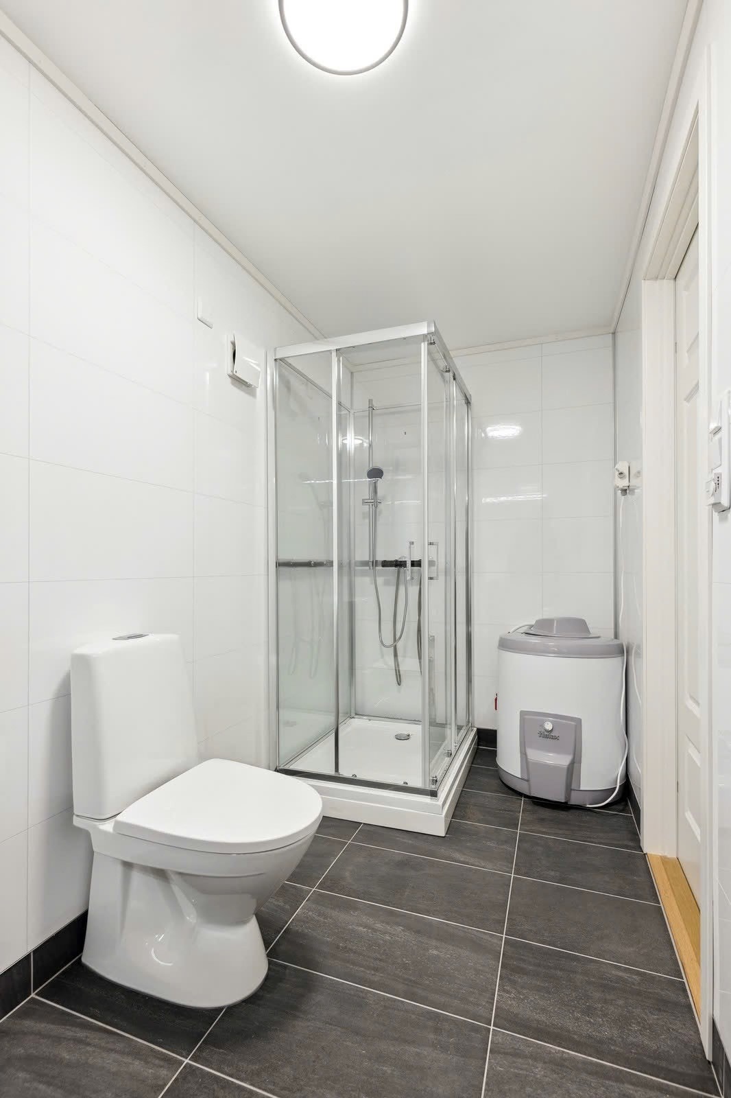 Dusjkabinett og egen vvt til leiligheten. Galleribilde