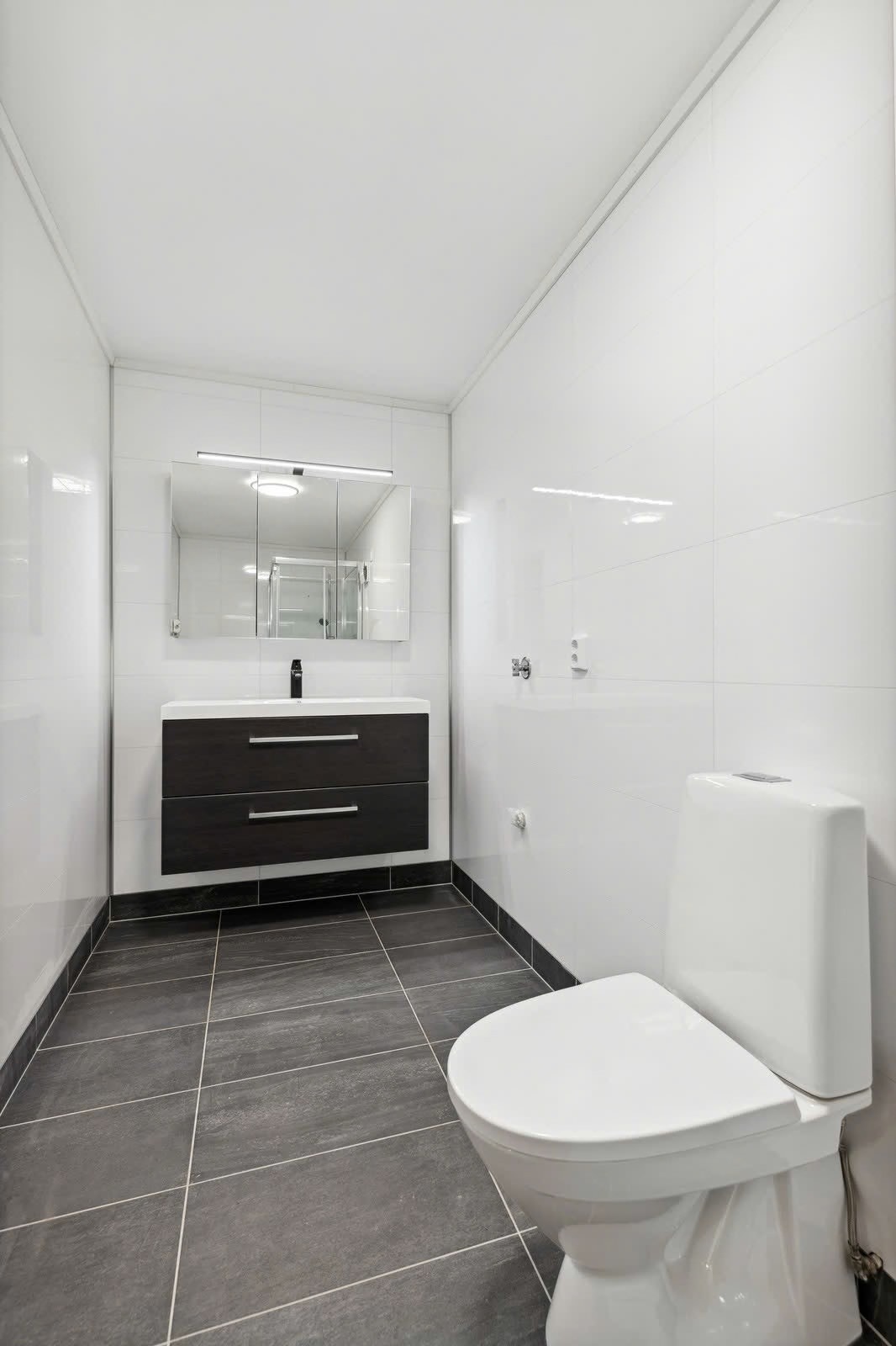 Romslig bad med moderne innredning og oppbevaring under servant. Galleribilde