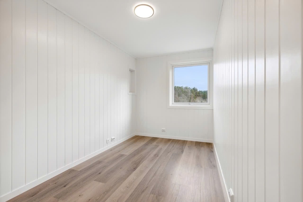 Soverom med god plass til dobbeltseng, arbeidsplass og garderobeløsning Galleribilde