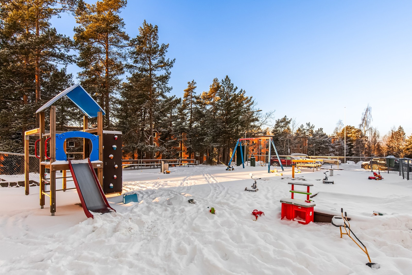 Det er fine grøntområder rundt bebyggelsen i borettslaget og lekeplass for de minste. Galleribilde