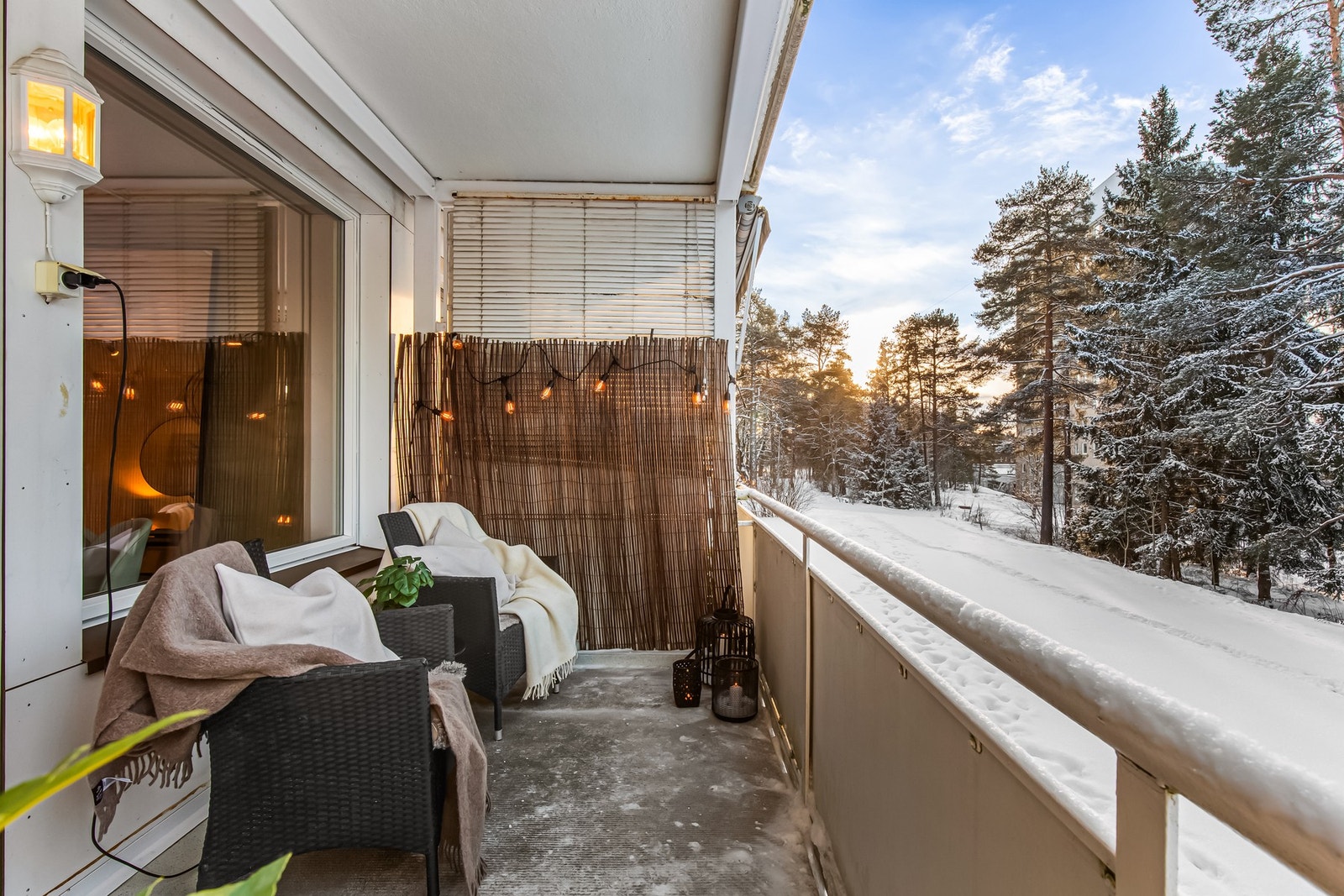 En lys og pen 3-roms med vestvendt balkong. Leiligheten ligger usjenert og sentralt plassert. Galleribilde