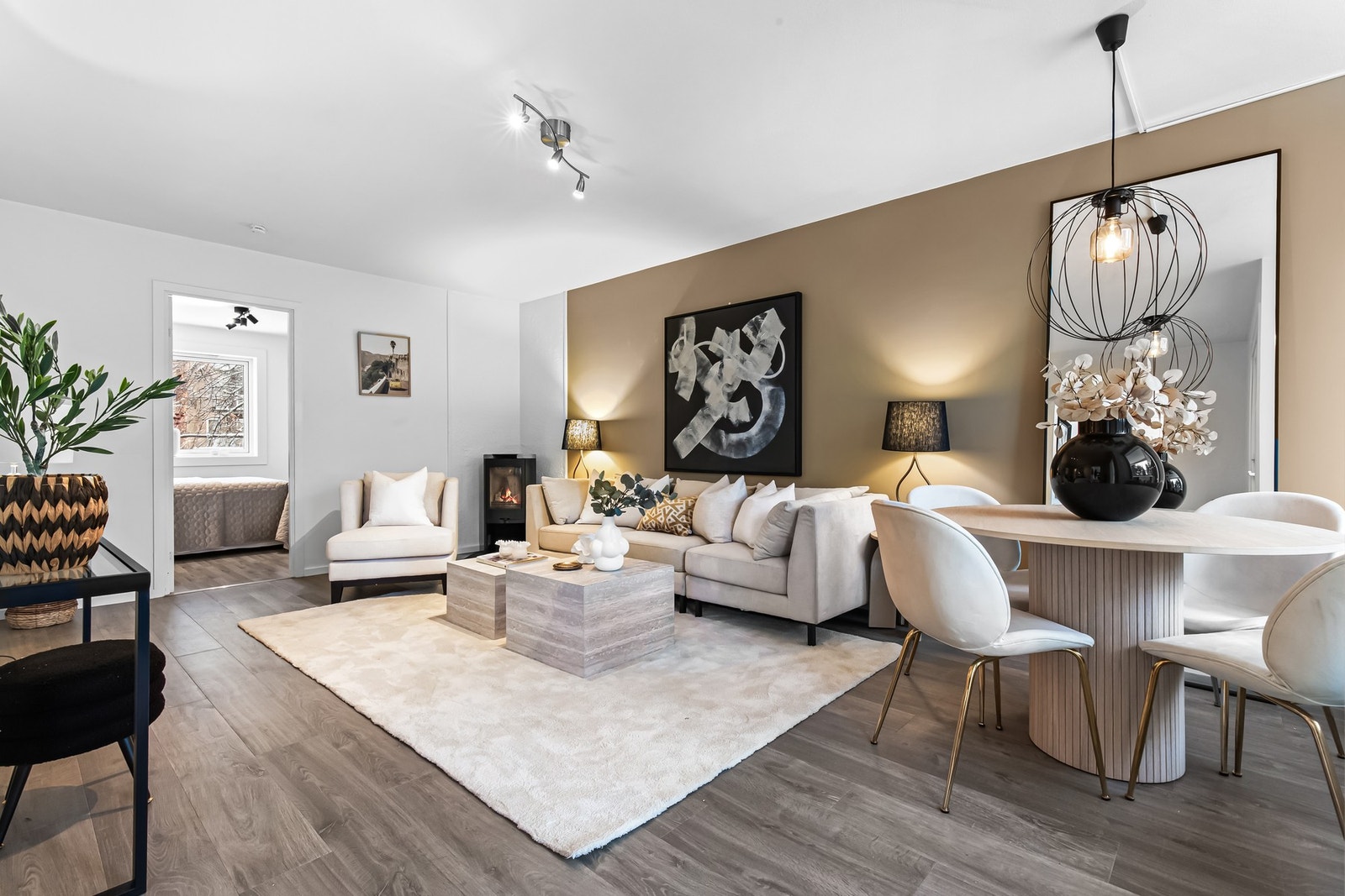 Boligen har en attraktiv og tilbaketrukket beliggenhet med umiddelbar nærhet til Østmarka. Det er kort vei til butikker/sentre, offentlig kommunikasjon, idrettsanlegg, skoler og barnehager. Galleribilde