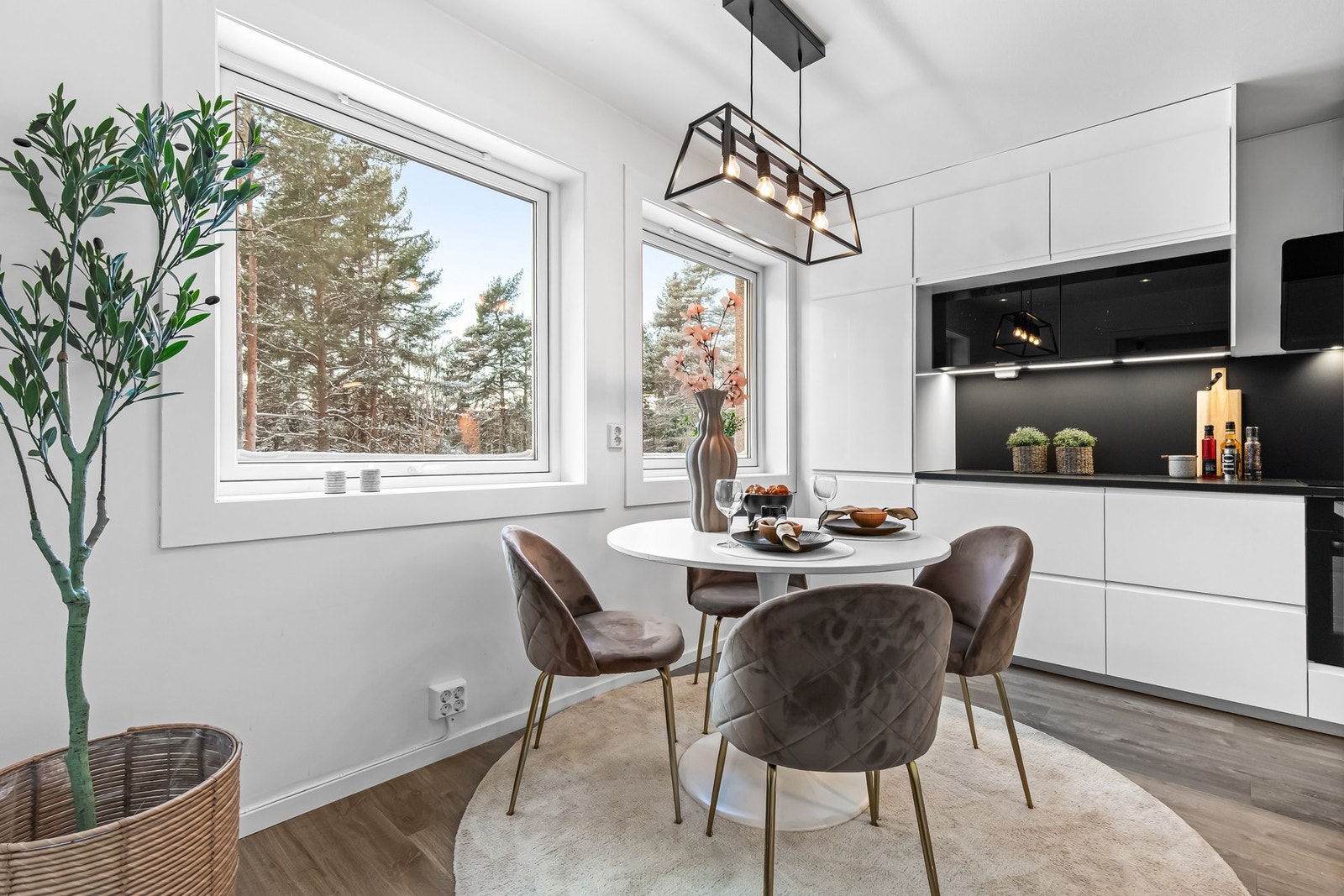 Kjøkkenet ligger i tilknytning til stuen og har også fin plass til å innrede med spisebord/frokostbord. Galleribilde