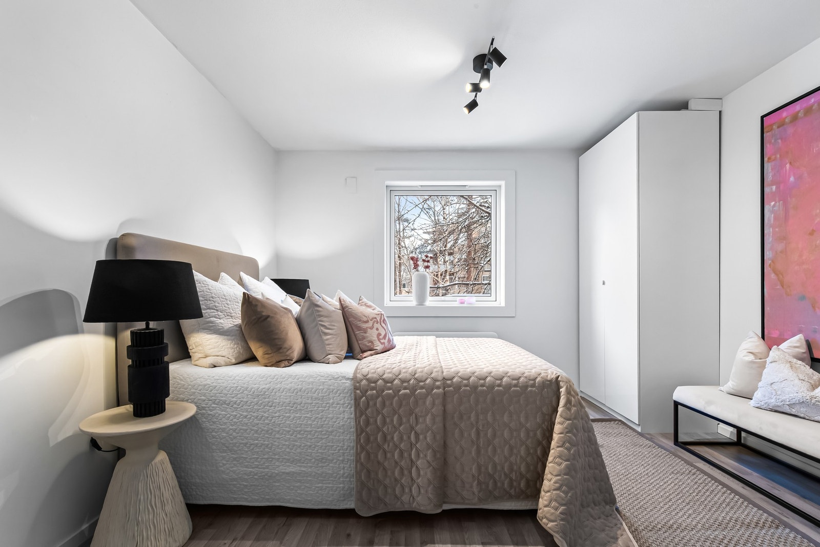 Leiligheten har to romslige soverom, begge med laminatgulv og vegger i moderne toner. Galleribilde