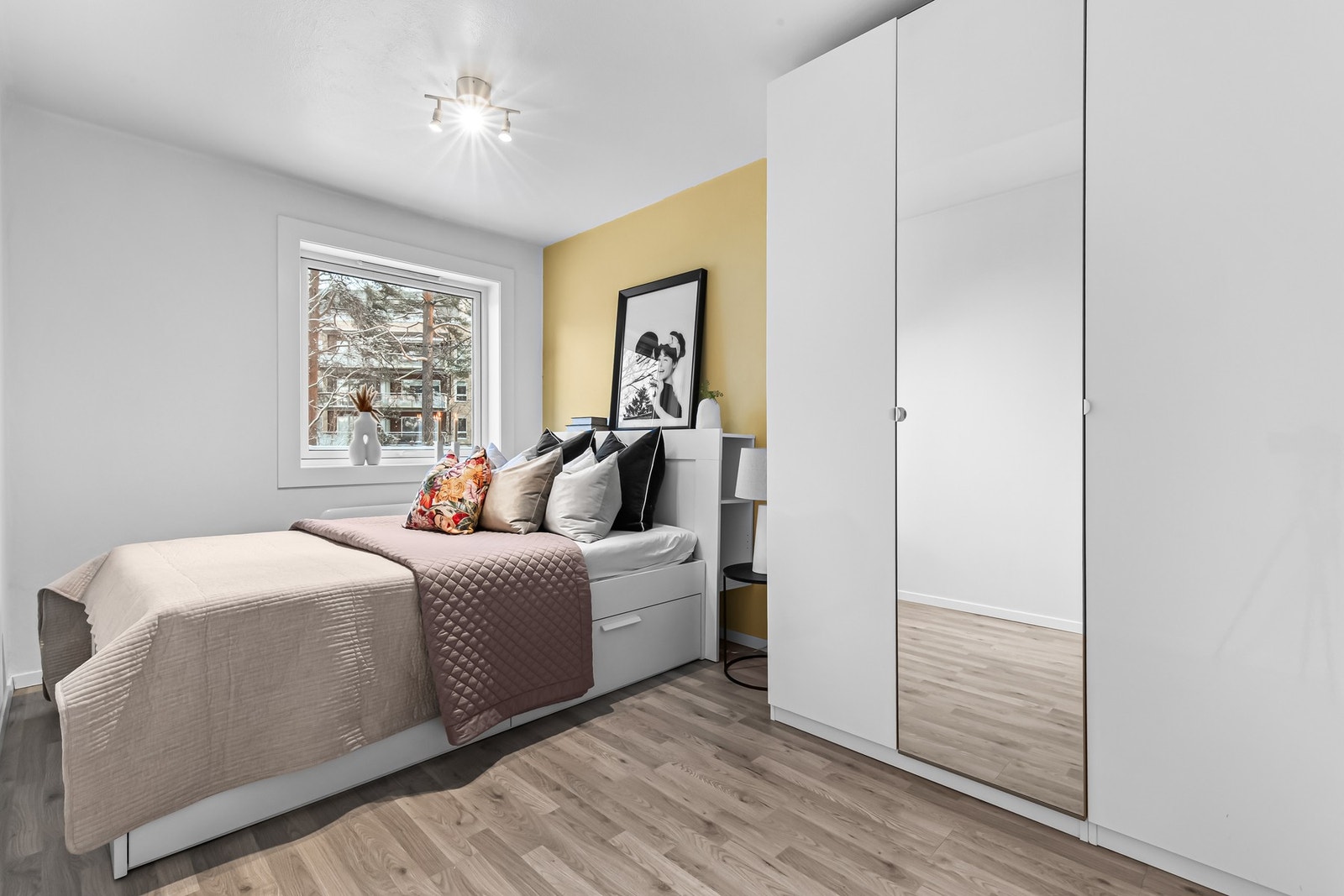 Soverom II er også av god størrelse med fin plass til seng og kontorpult. Galleribilde