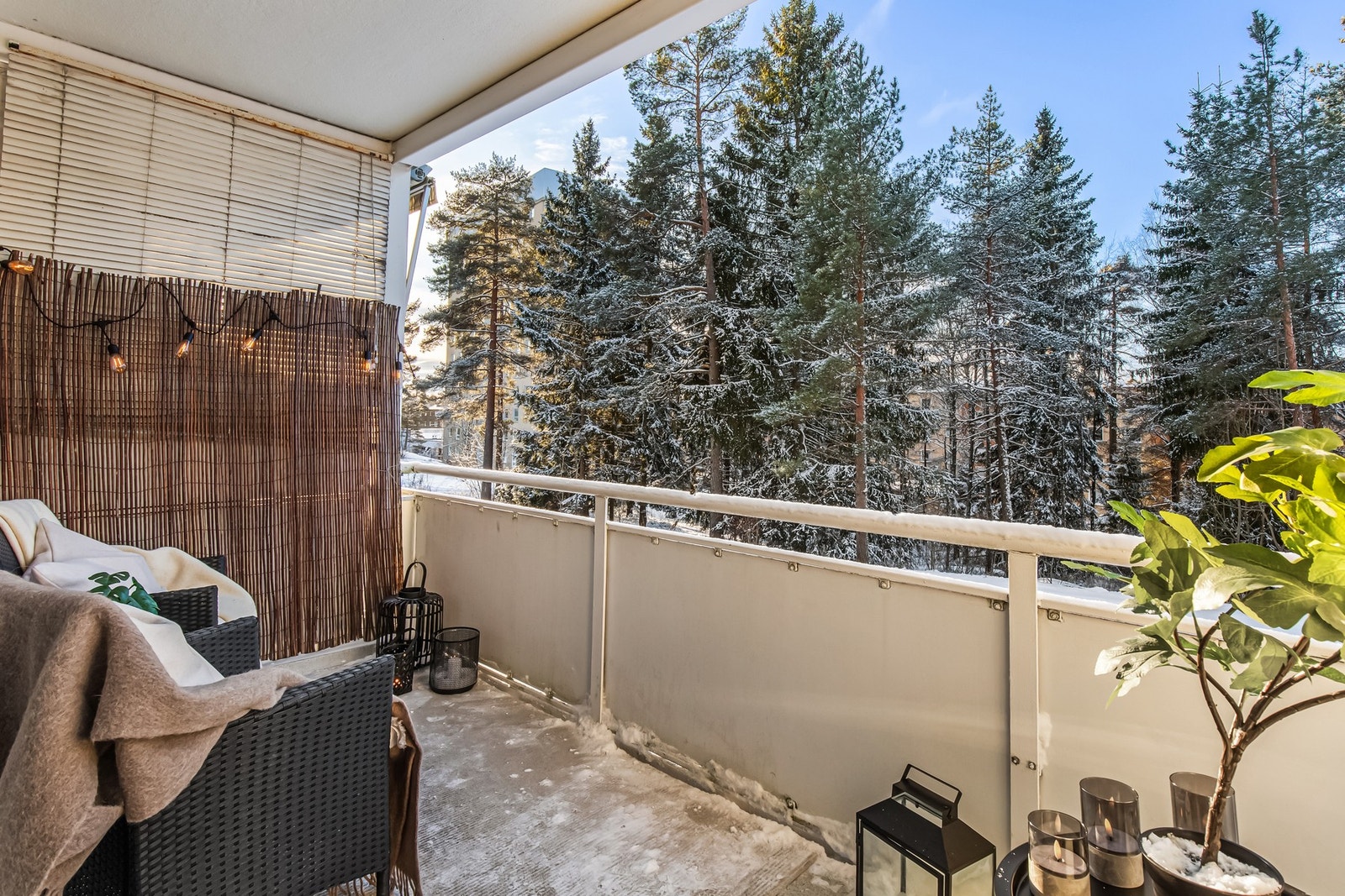 Fra stuen er det utgang til en vestvendt på ca. 8 kvm. Galleribilde