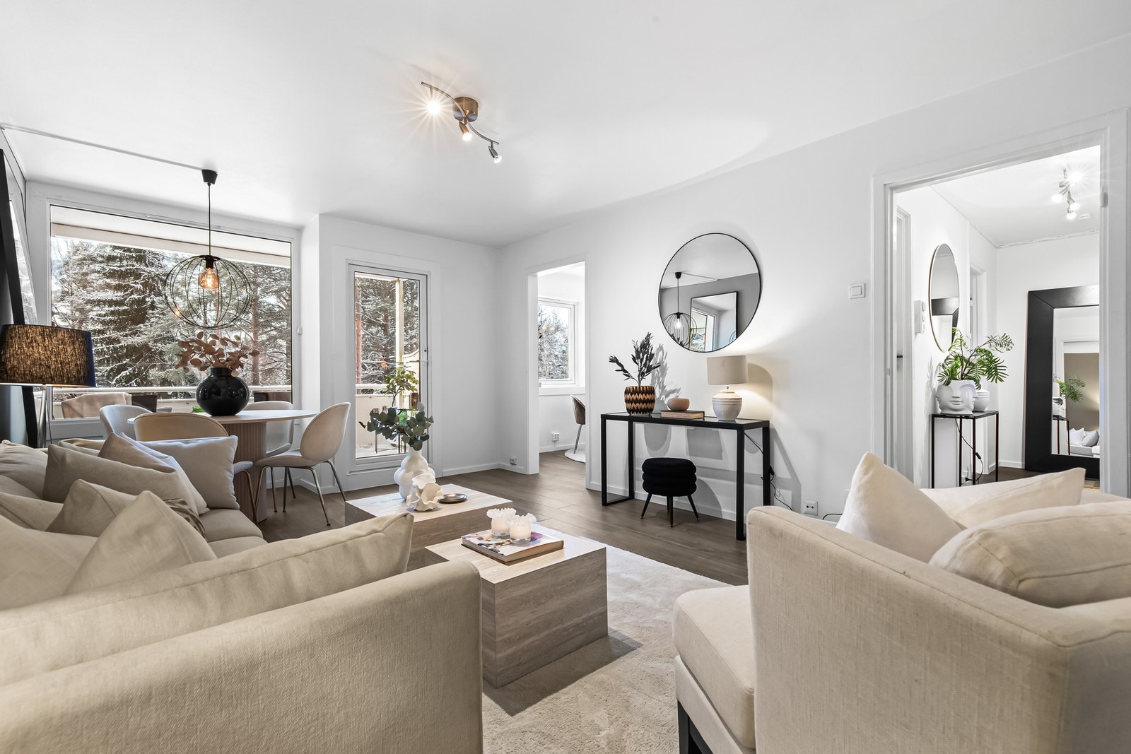 Stuen er et lyst og innbydende oppholdsrom med fin plass til sofagruppe med tilhørende bord og spisebord. Galleribilde