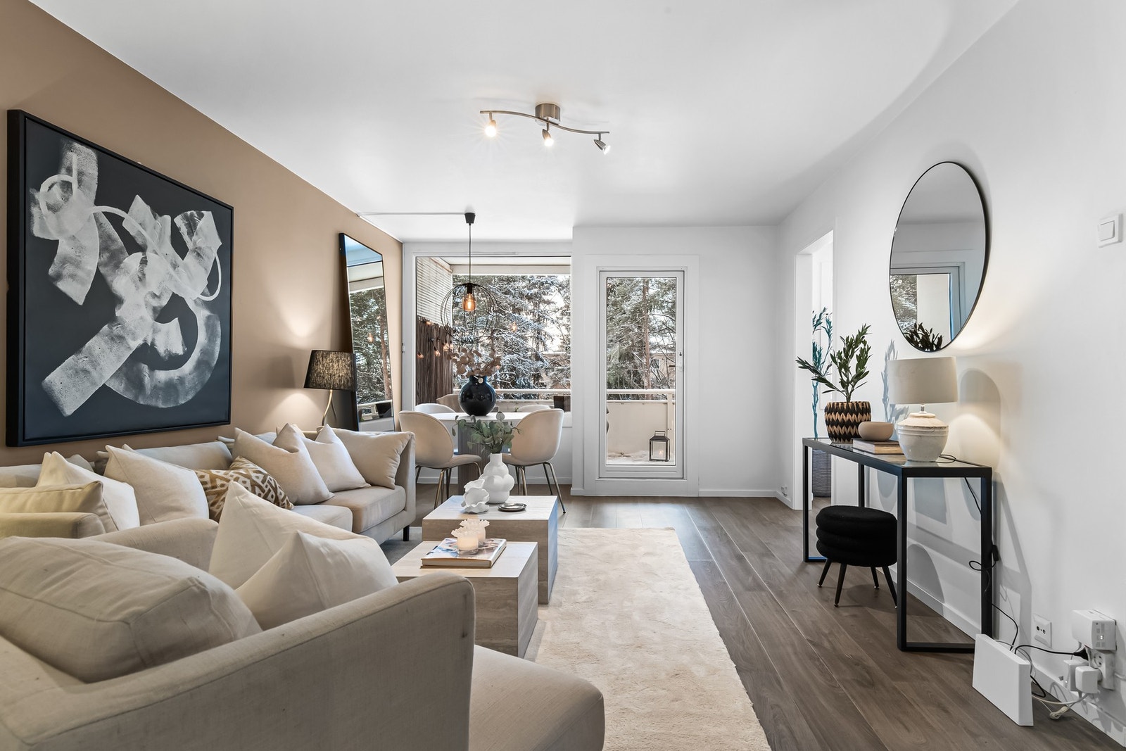 I sonen mot balkongen passer det utmerket å innrede med et spisebord. Galleribilde