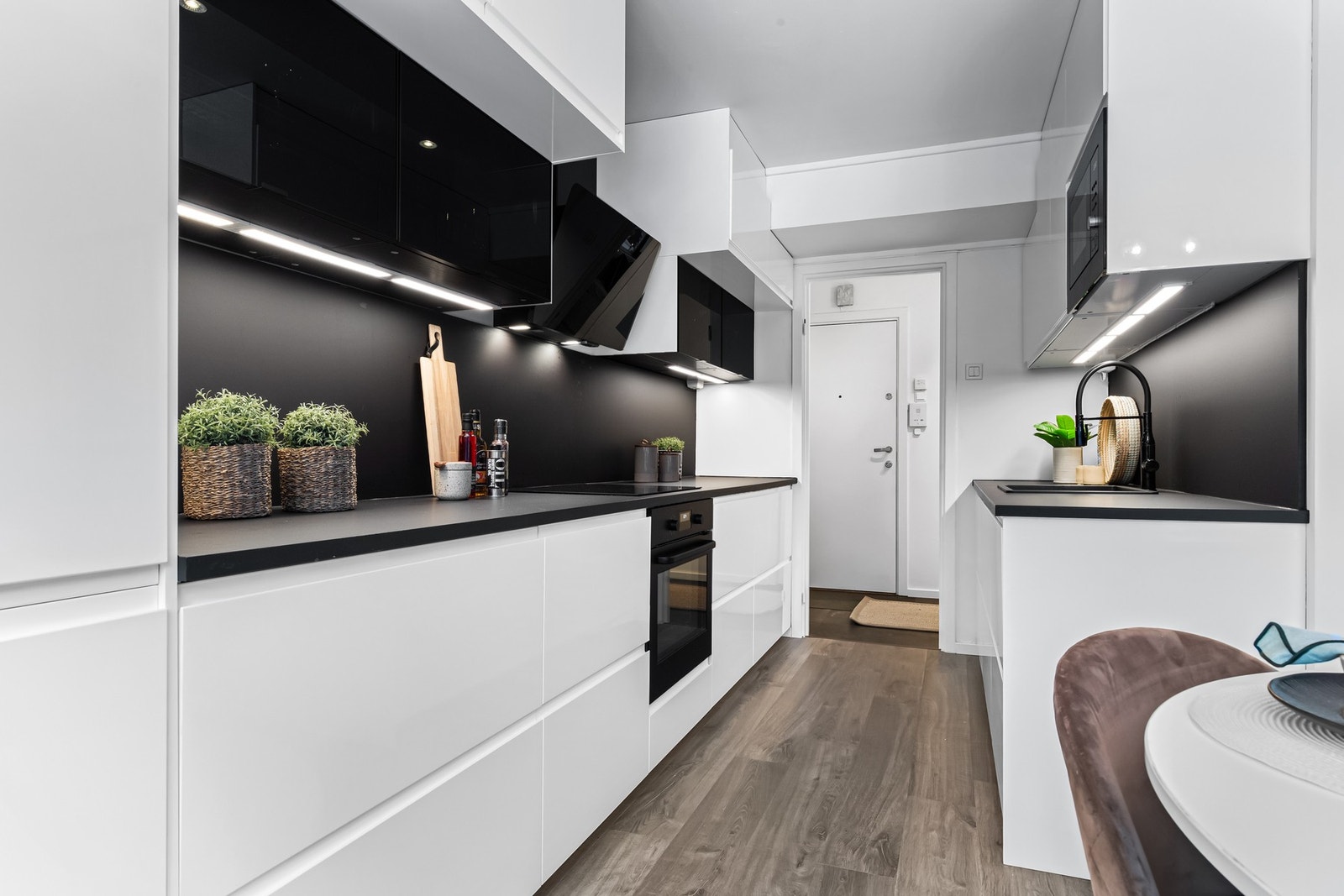 Leiligheten har en stilren IKEA-kjøkkeninnredning fra 2022. Galleribilde